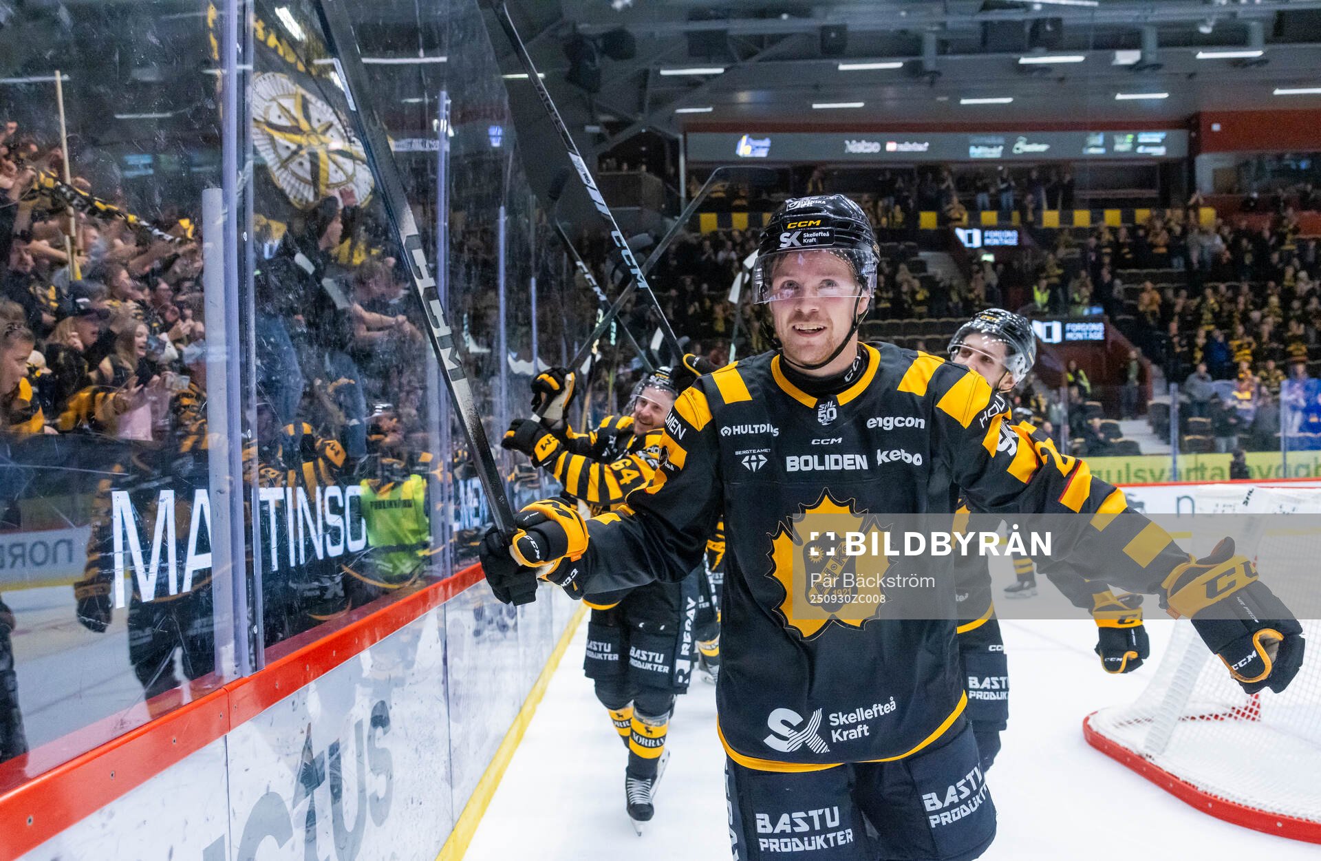 Skellefteås Mikkel Aagaard jublar med fansen