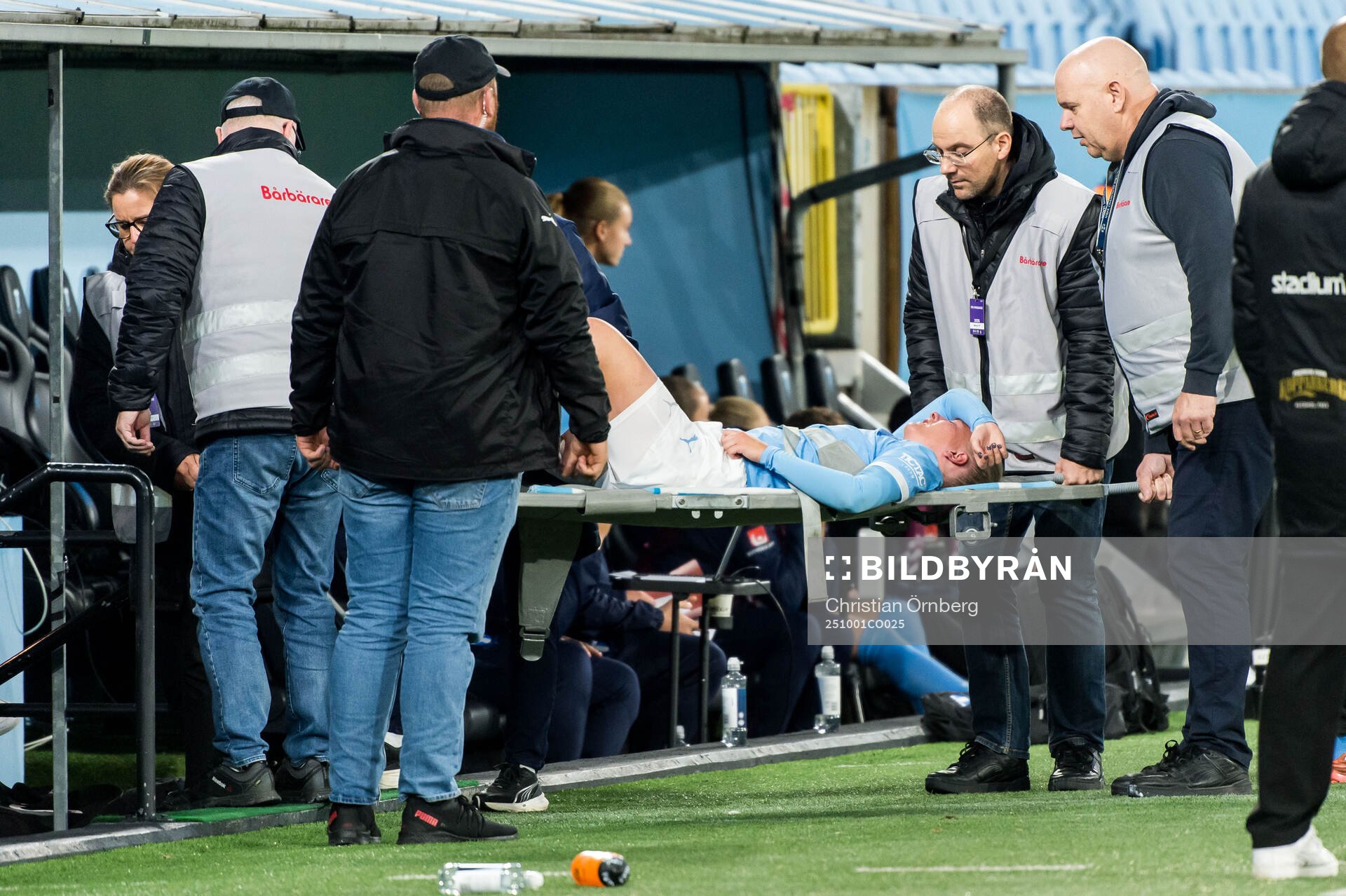 Malmö FFs Tuva Skoog bärs ut på bår