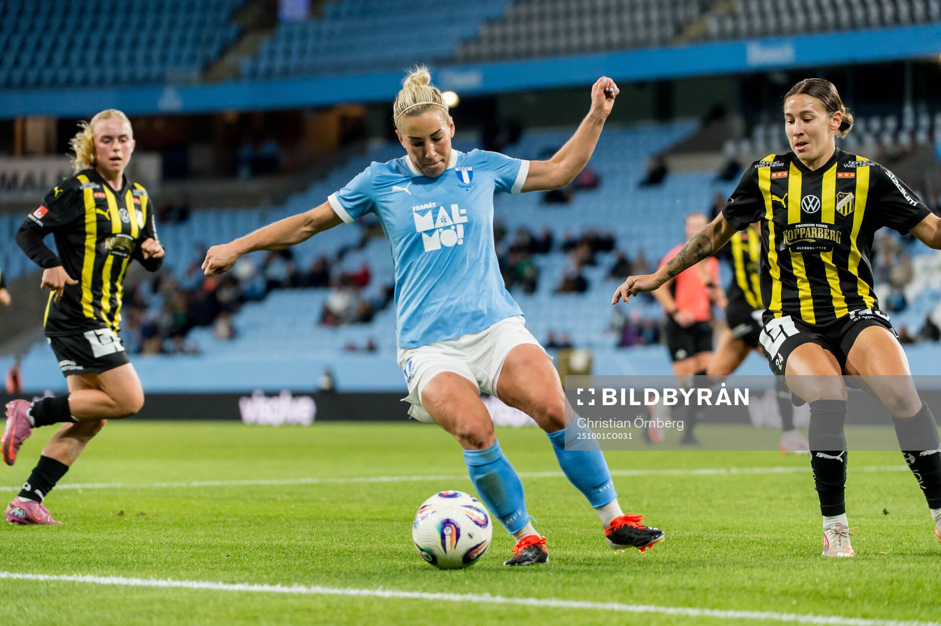 Malmö FFs Mia Persson och Häckens Tabby Tindell