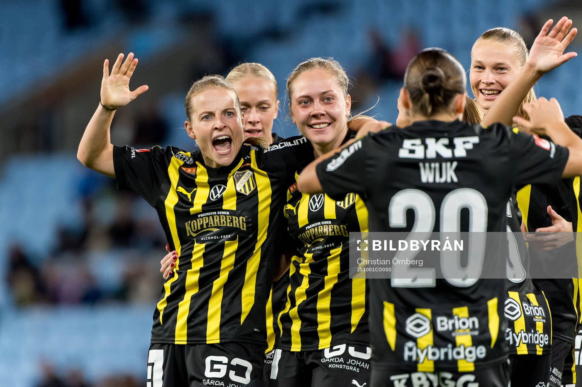 Häckens Anna Anvegård jublar med Alice Bergström
