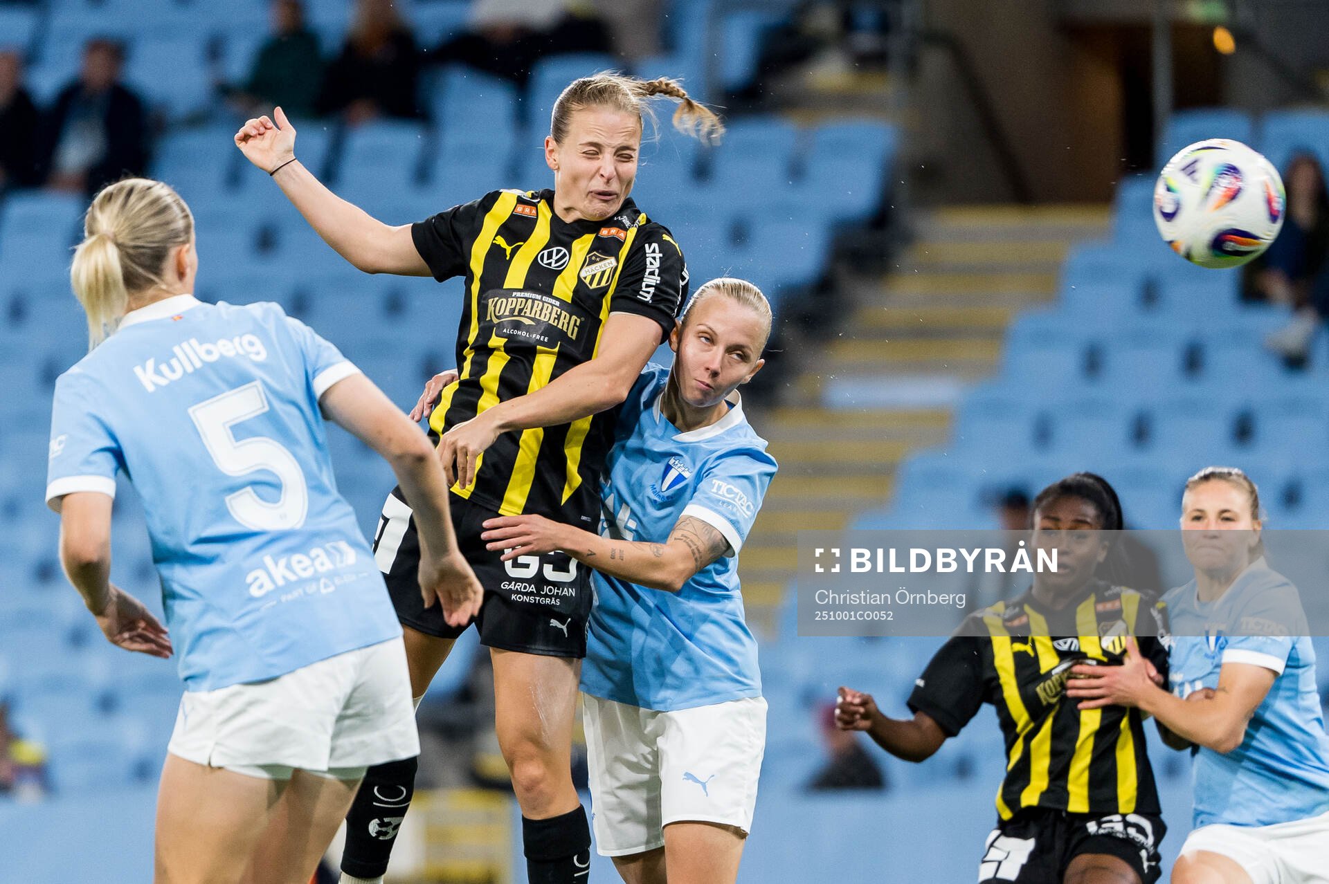Häckens Anna Anvegård gör 0-1 bakom Malmö FFs Nathalie