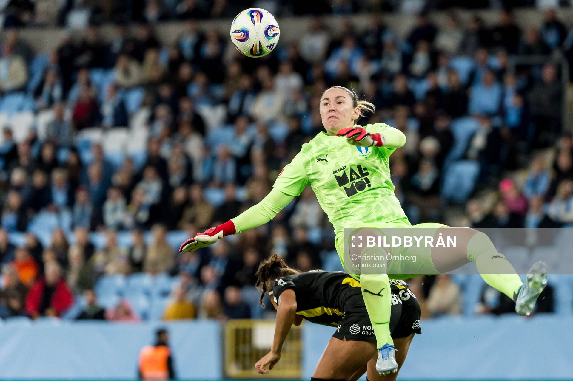 Malmö FFs målvakt Moa Öhman och Häckens Felicia