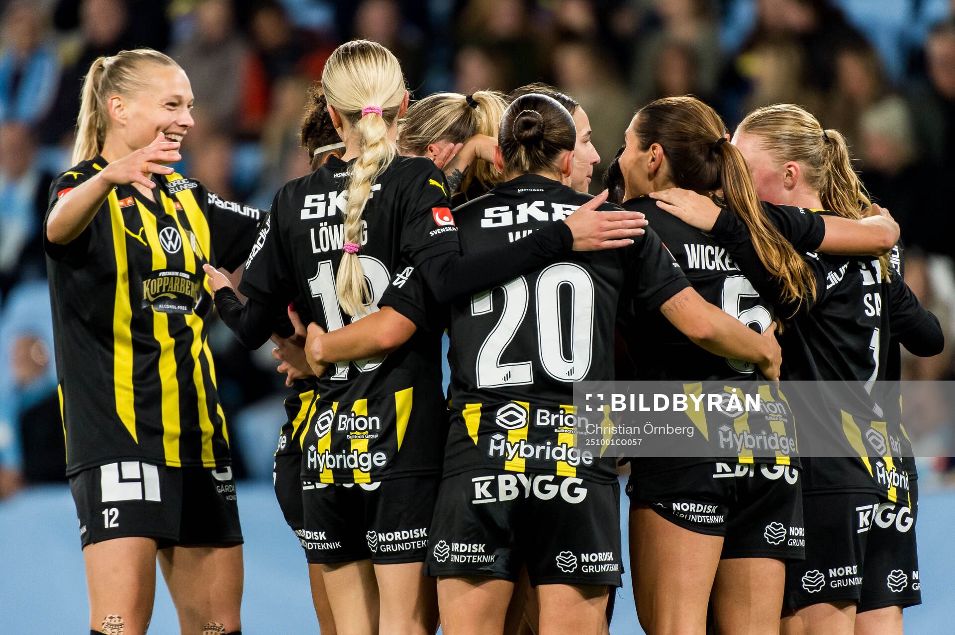 Häckens Alice Bergström jublar med lagkamrater