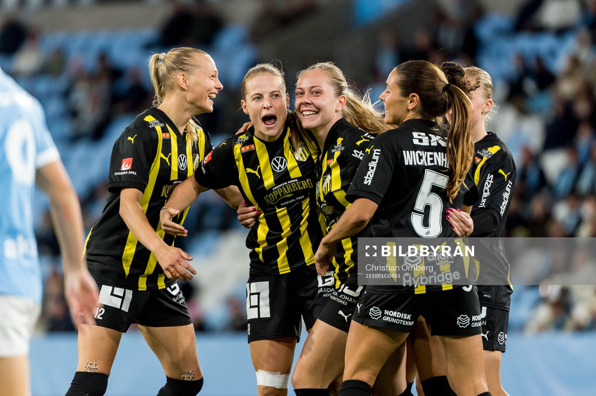 Häckens Anna Anvegård och Alice Bergström jublar