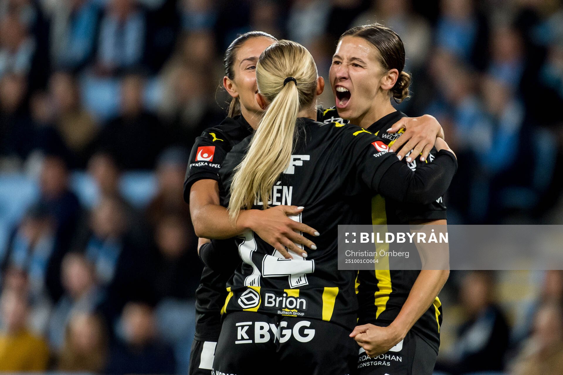 Häckens Tabby Tindell jublar med Matilda Nildén