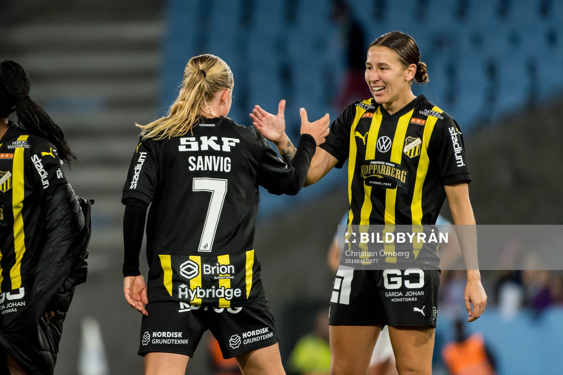 Häckens Pernille Sanvig och Tabby Tindell jublar