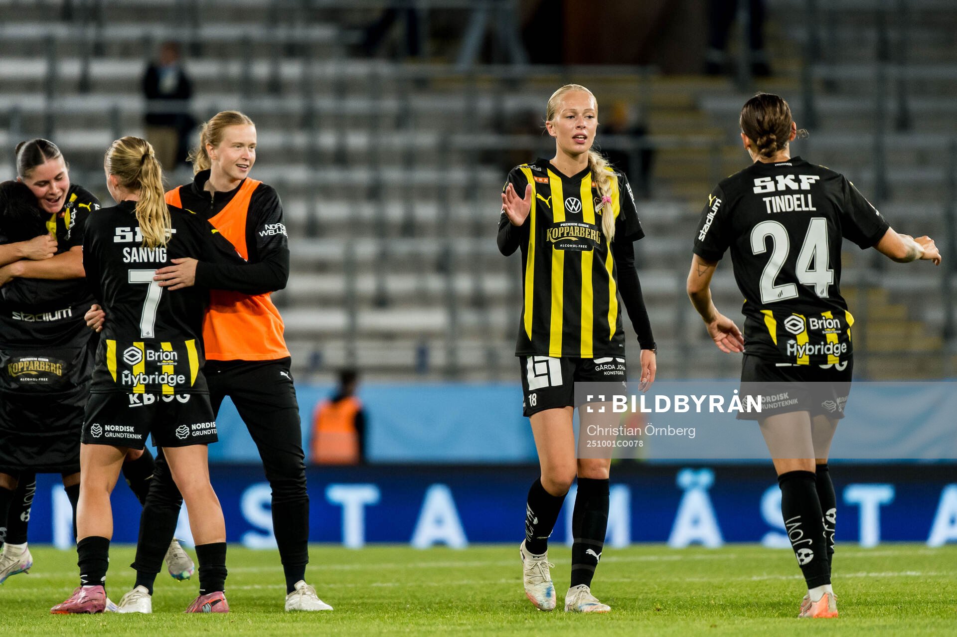 Häckens Lisa Löwing och Tabby Tindell jublar
