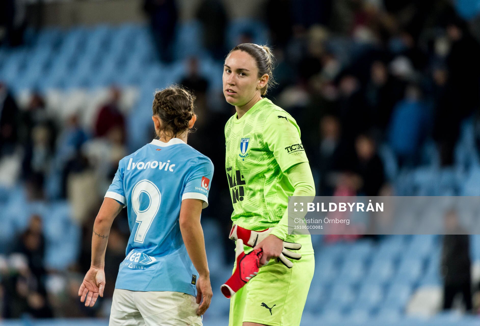 Malmö FFs Miljana Ivanovic och målvakt Moa Öhman deppar