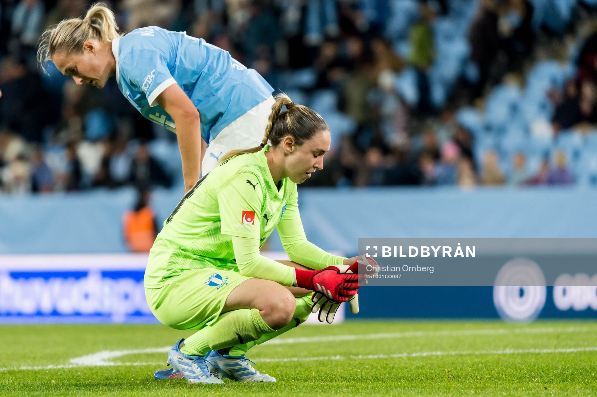 Malmö FFs Sanna Kullberg och målvakt Moa Öhman deppar