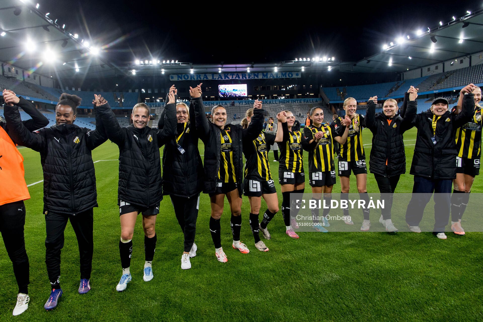 Häckens spelare jublar