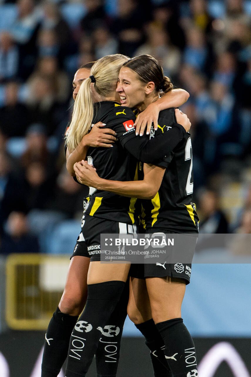 Häckens Tabby Tindell jublar