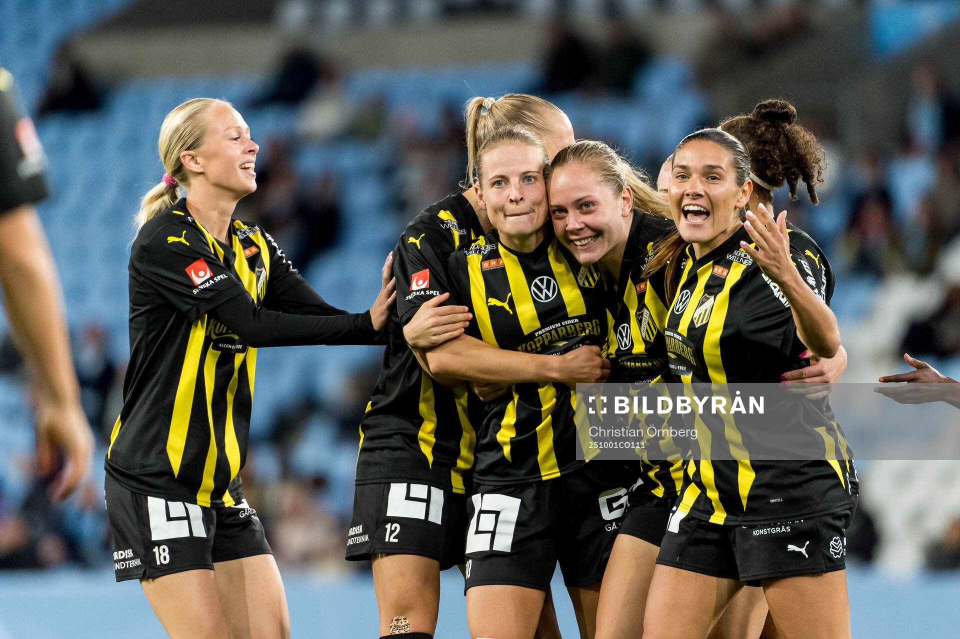 Häckens Anna Anvegård och Alice Bergström jublar