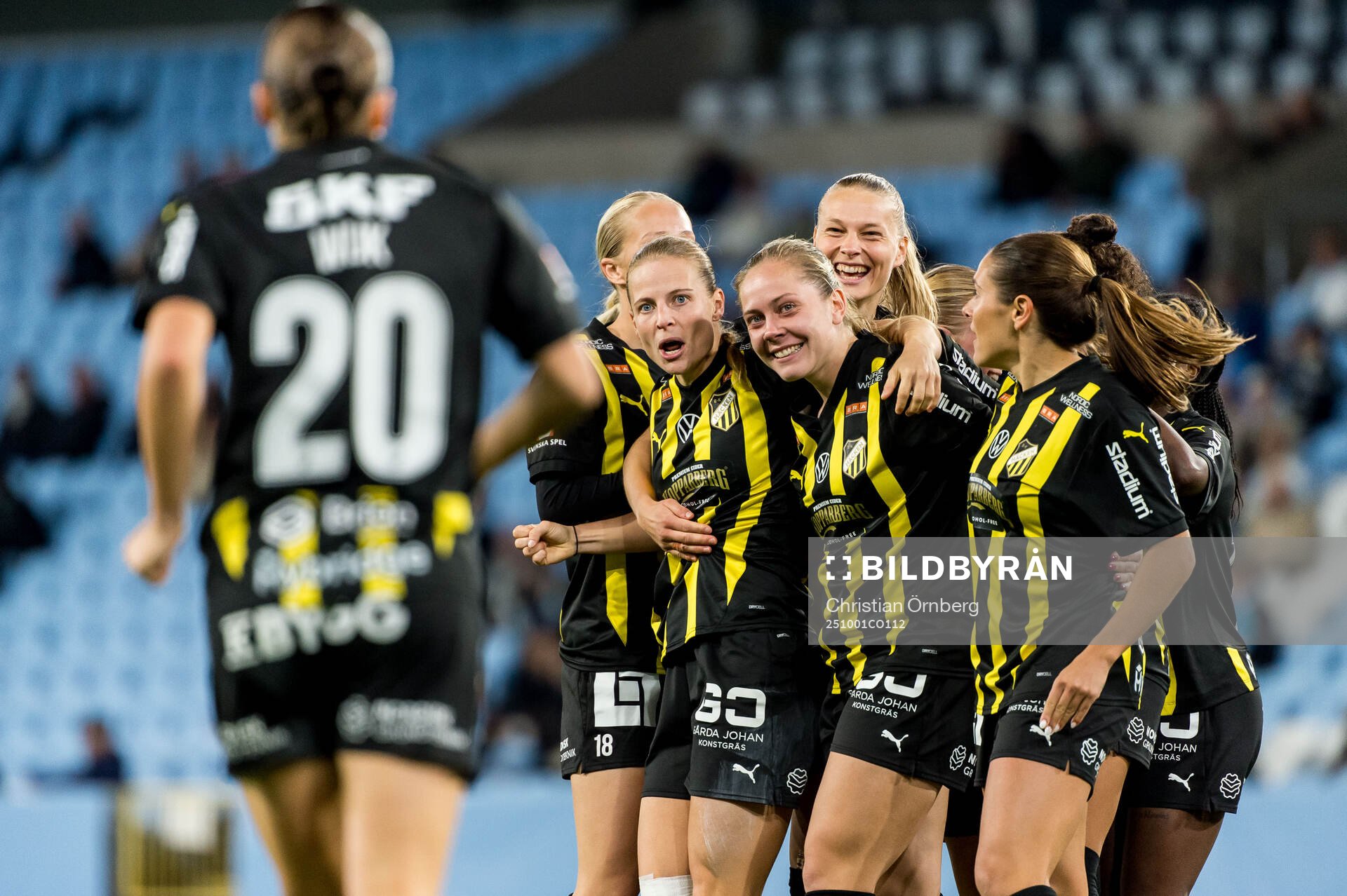 Häckens Anna Anvegård och Alice Bergström jublar
