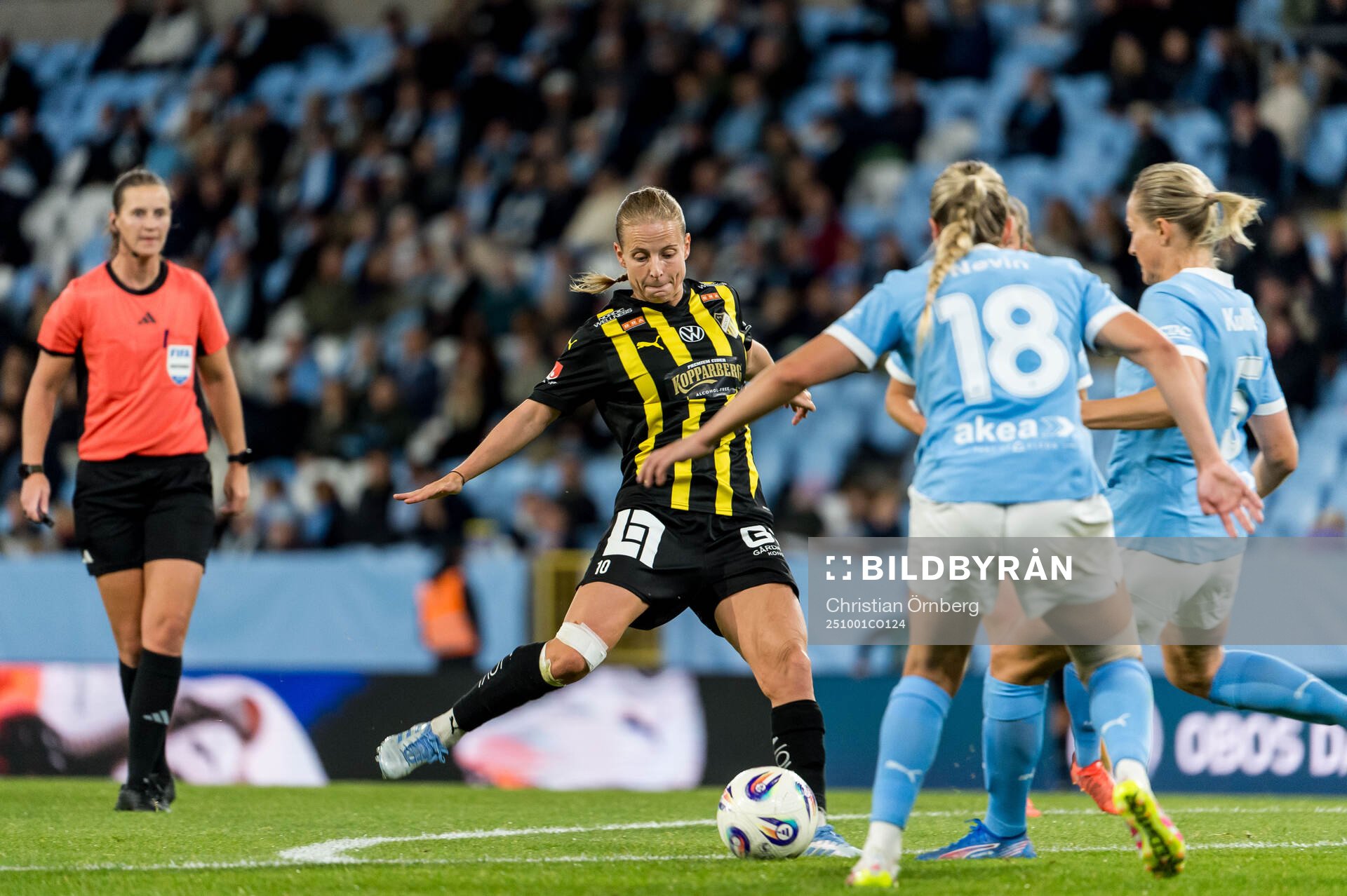 Häckens Anna Anvegård och Malmö FFs Courtney Nevin och