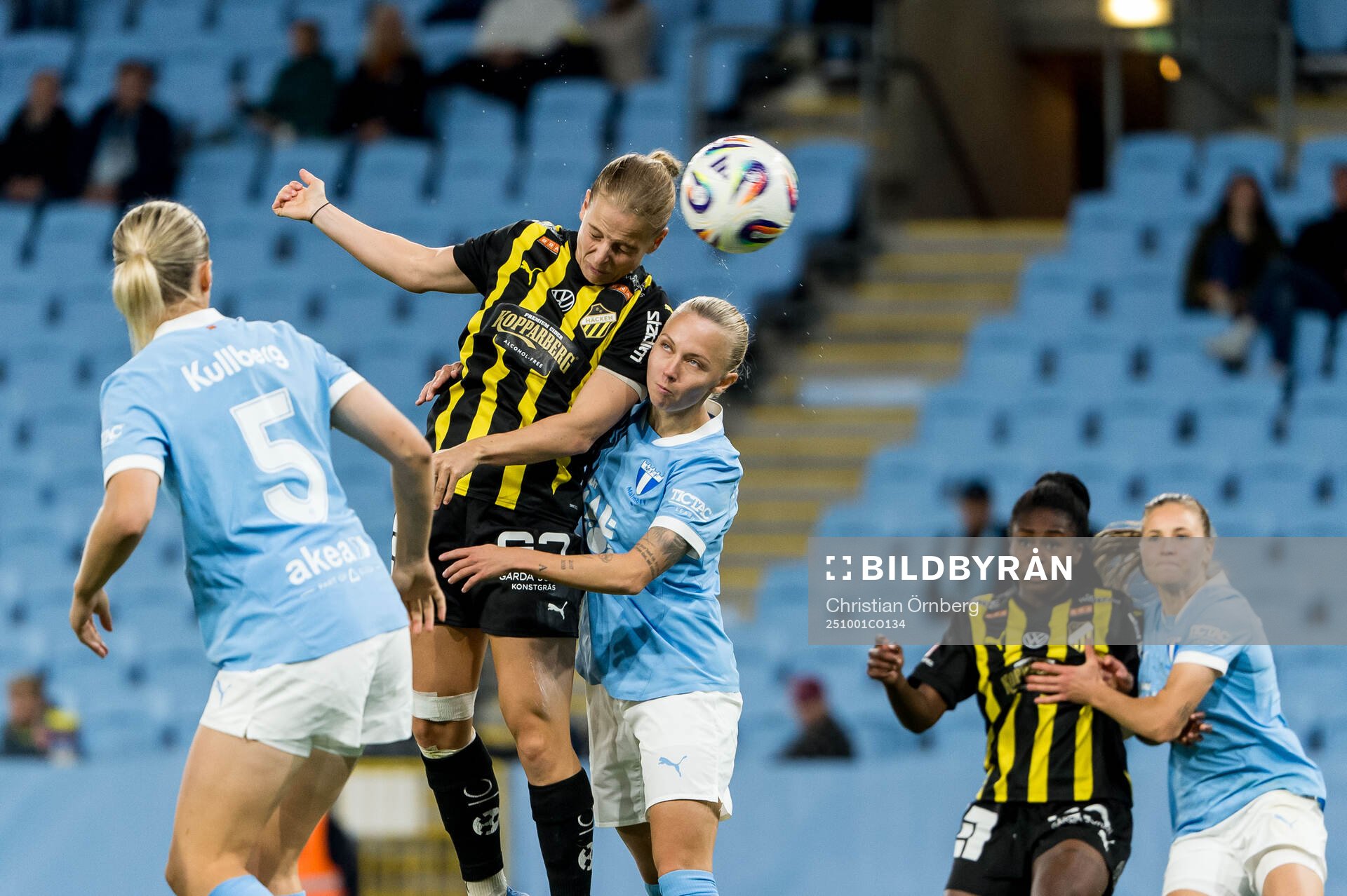 Häckens Anna Anvegård nickar in 0-1 framför Malmö FFs
