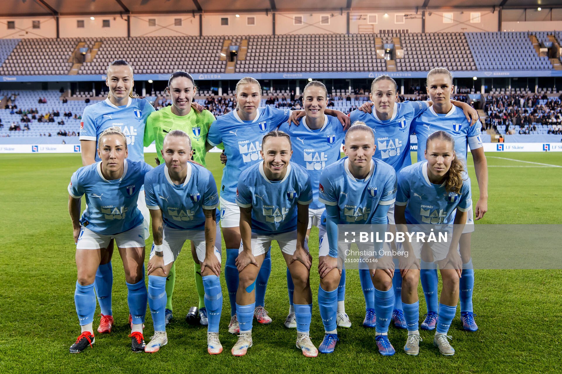 Malmö FFs spelare ställer upp för en lagbild