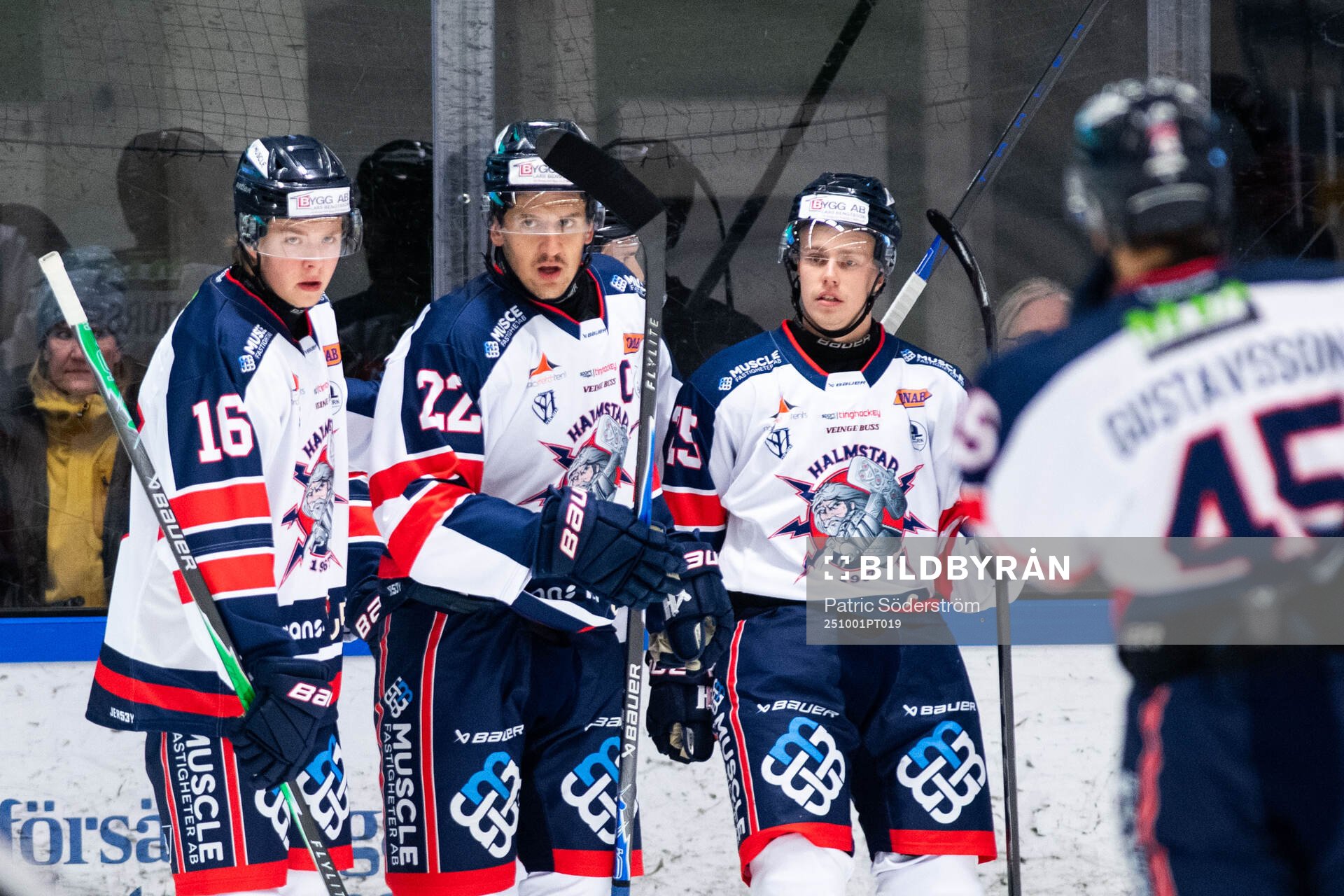 Halmstads Victor Gagic jublar med Melker Sigurd och Anton