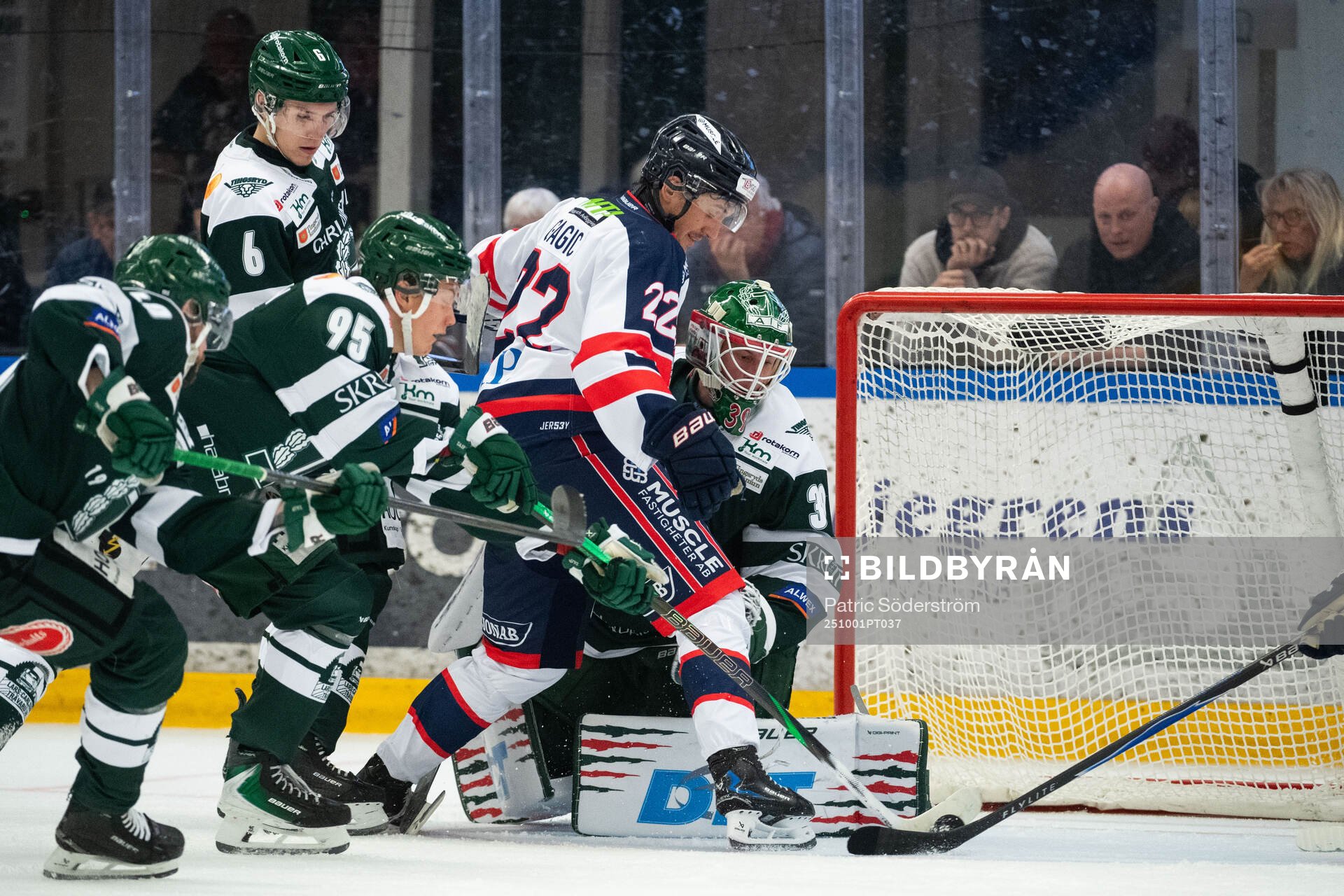 Halmstads Victor Gagic och Tingsryds AIFs målvakt Emil