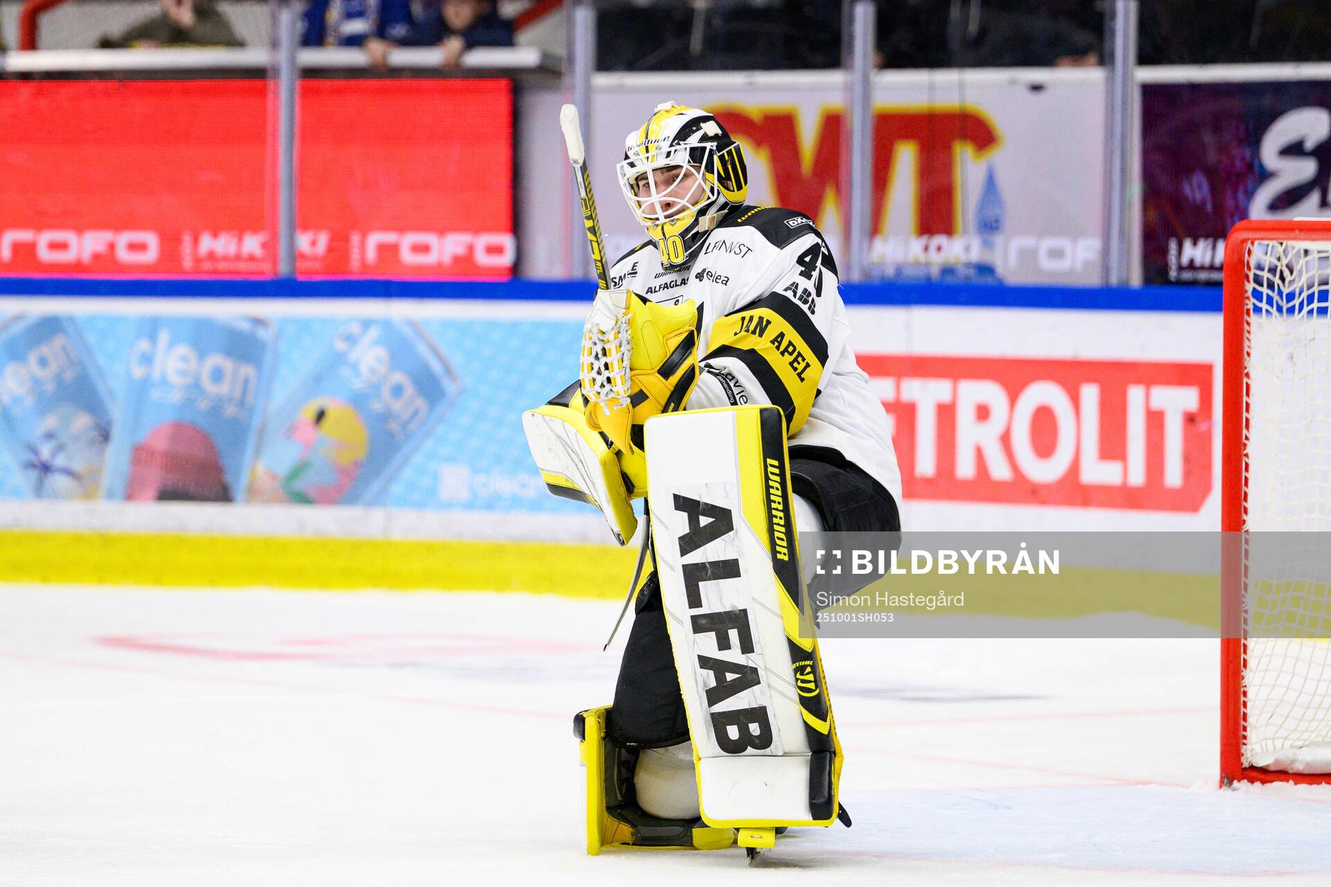 Västerås målvakt Rasmus Korhonen jublar