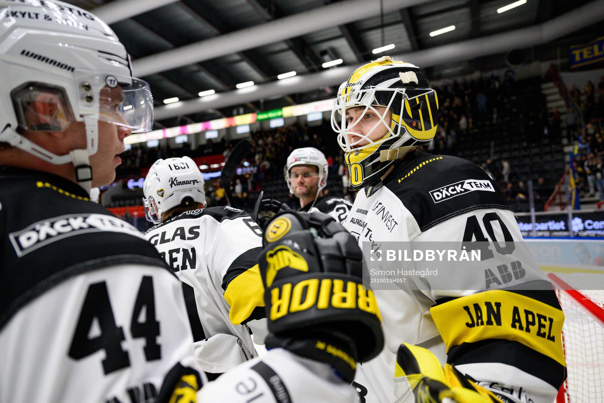 Västerås Oscar Lawner och målvakt Rasmus Korhonen jublar