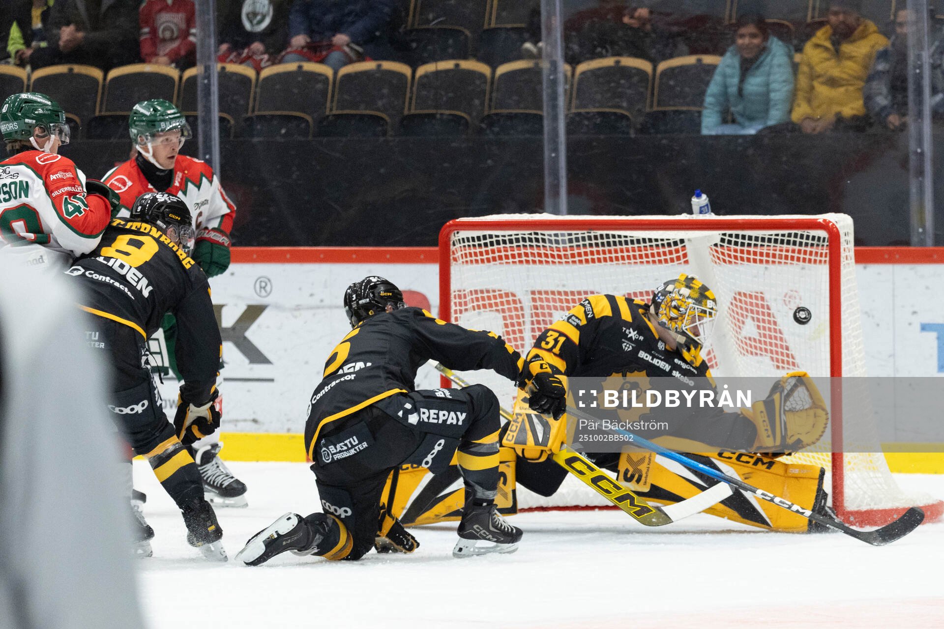 Frölunda Jere Innala (ej i bild) gör 0-1 bakom