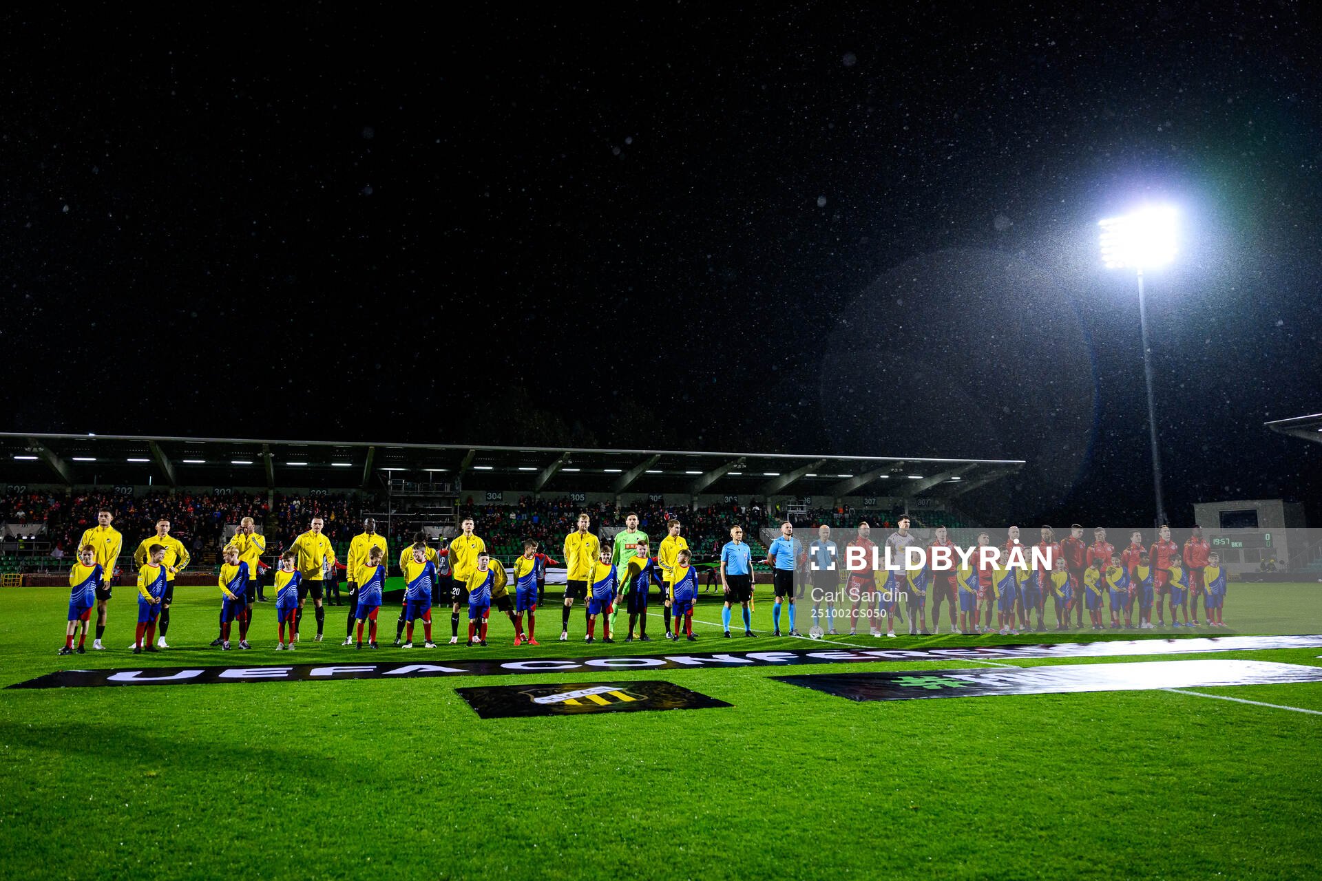 Players of Häcken and of Shelbourne FC