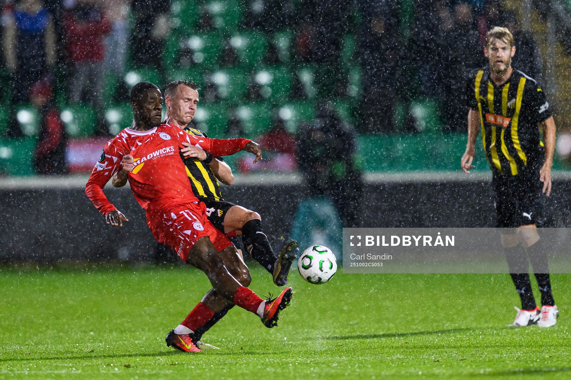 Ademipo Odubeko of Shelbourne FC and Marius Lode of Häcken