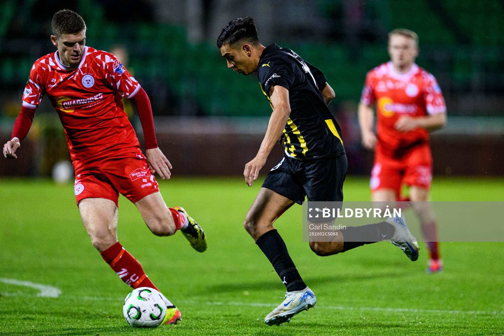 Sean Gannon of Shelbourne FC and Danilo Al-Saed of Häcken