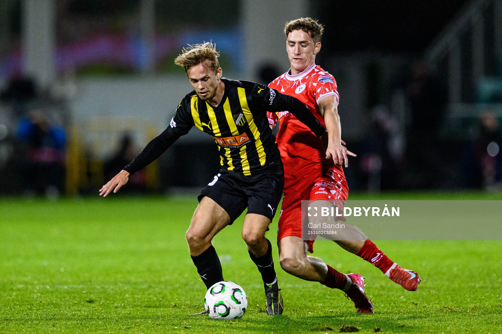 Pontus Dahbo of Häcken and John Martin of Shelbourne FC