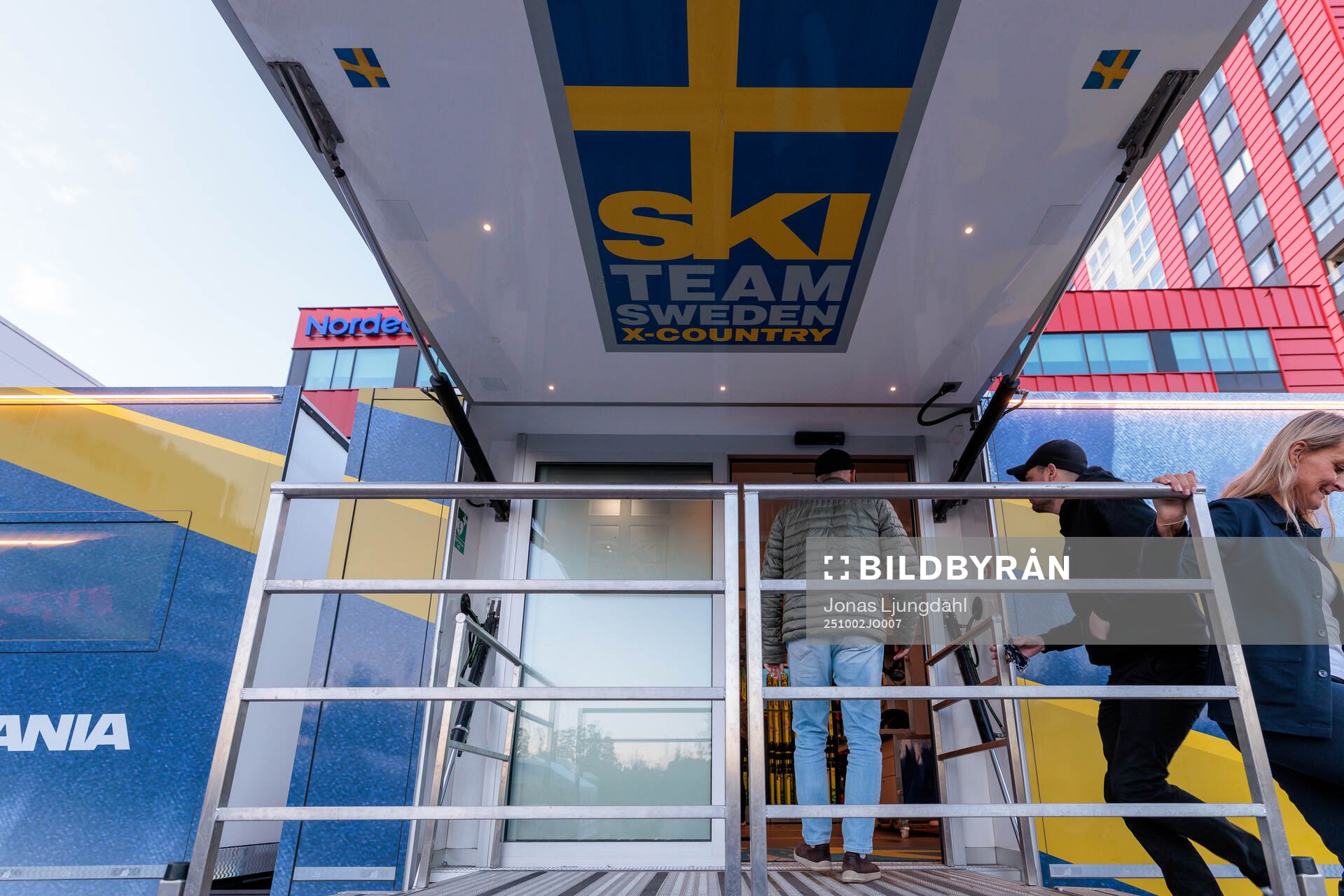Längdskidlandslaget vallabuss utanför Vida arena