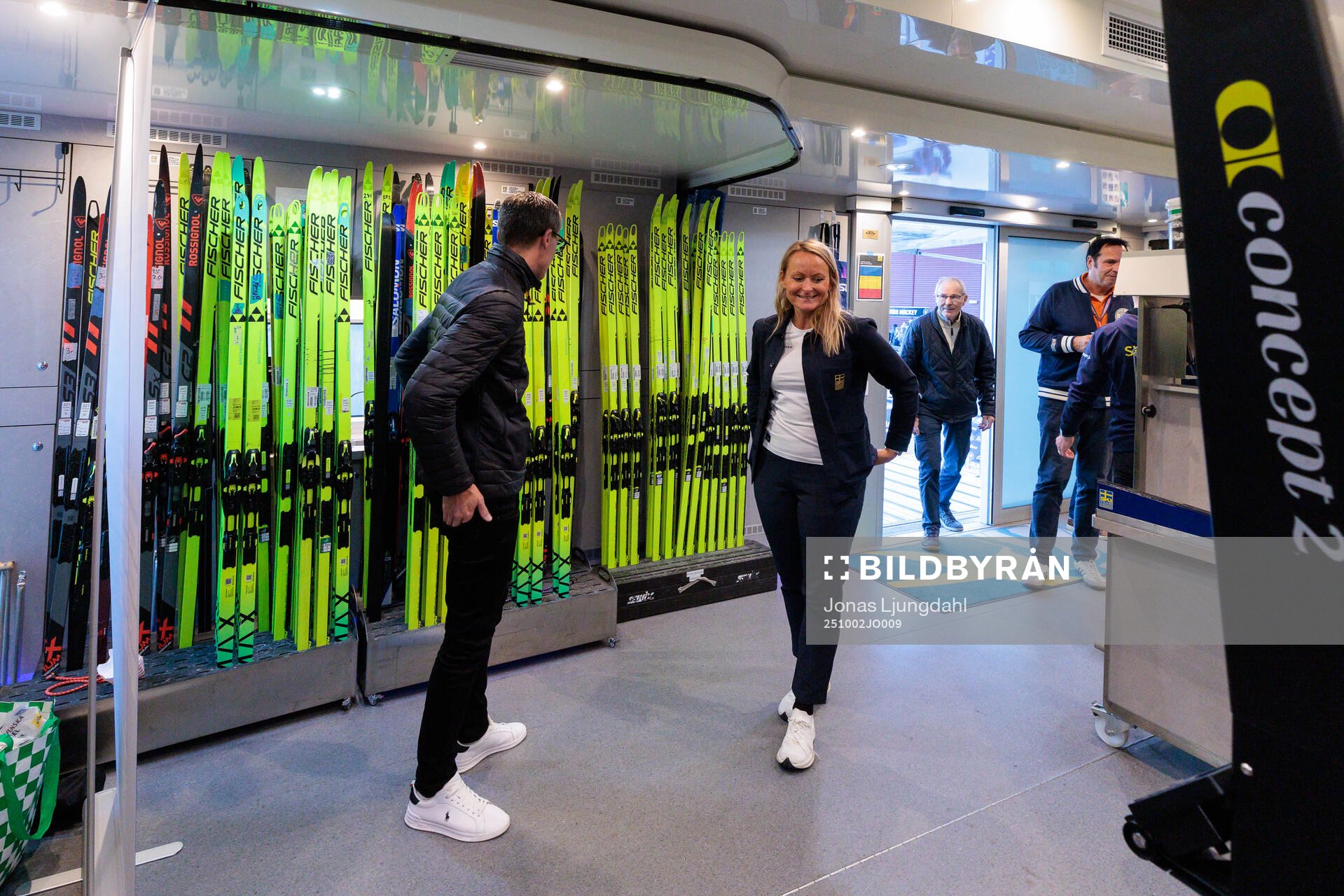 Längdskidlandslaget vallabuss utanför Vida arena