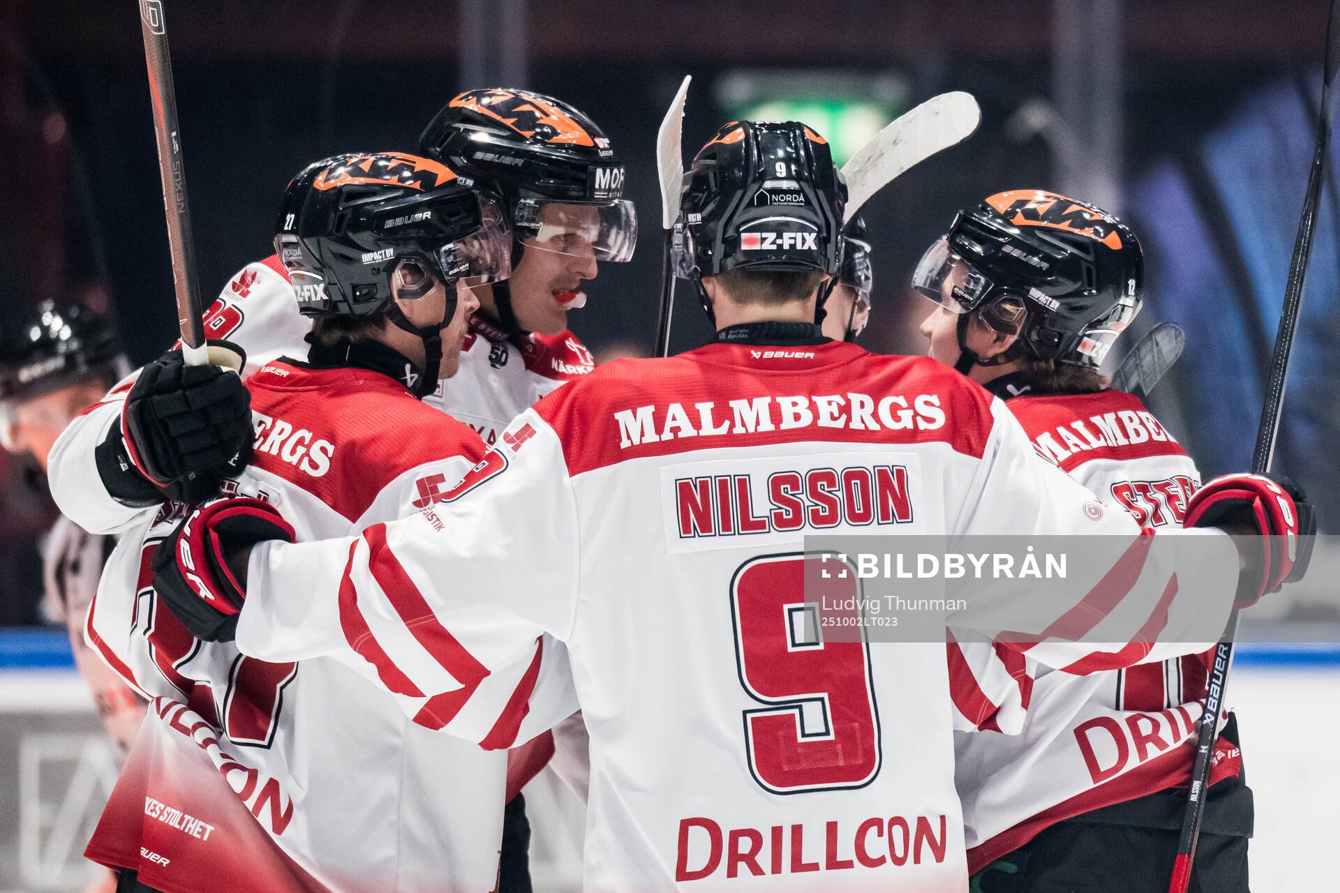 Örebros Milton Oscarson jublar med lagkamrater