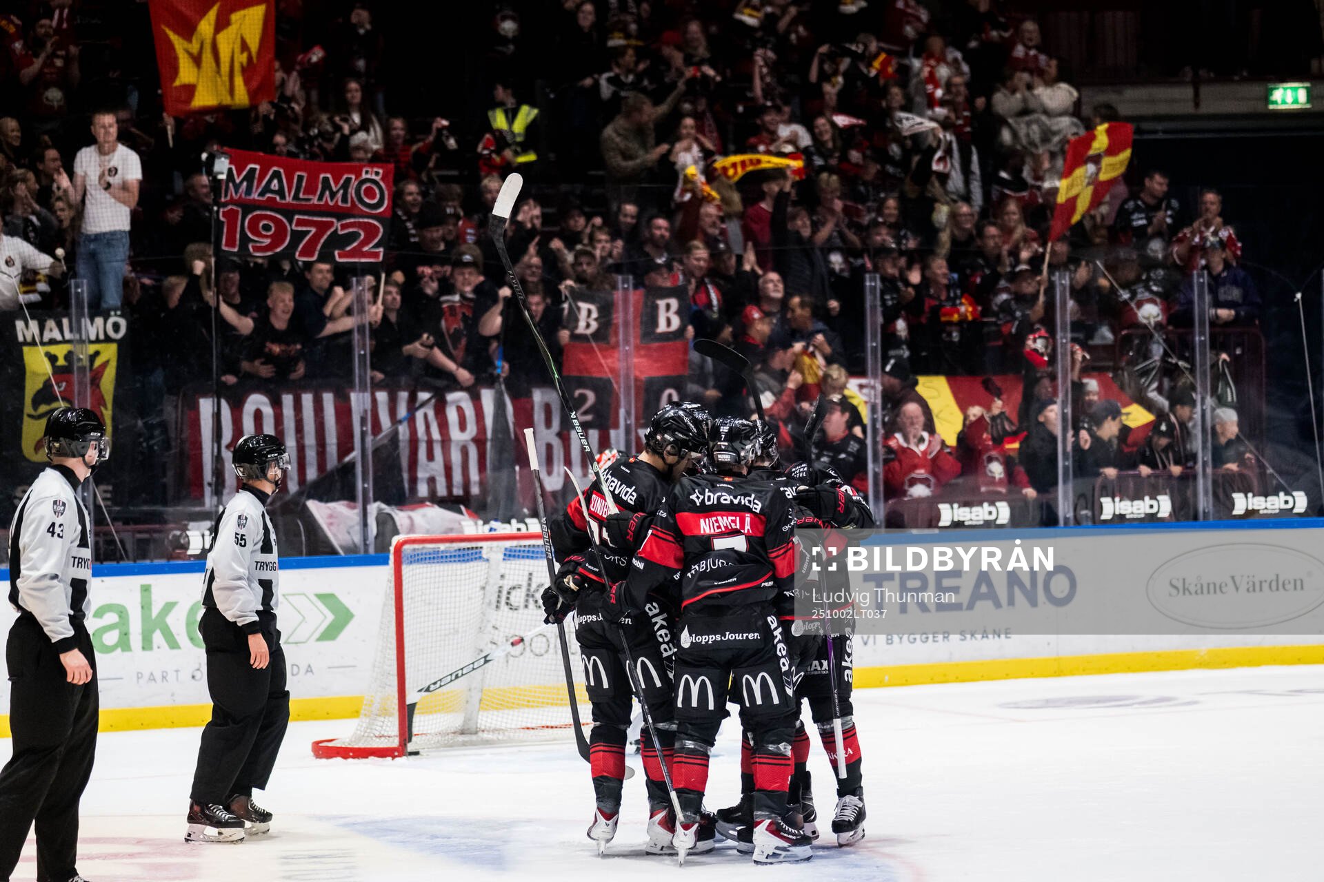 Malmö Redhawks spelare jublar