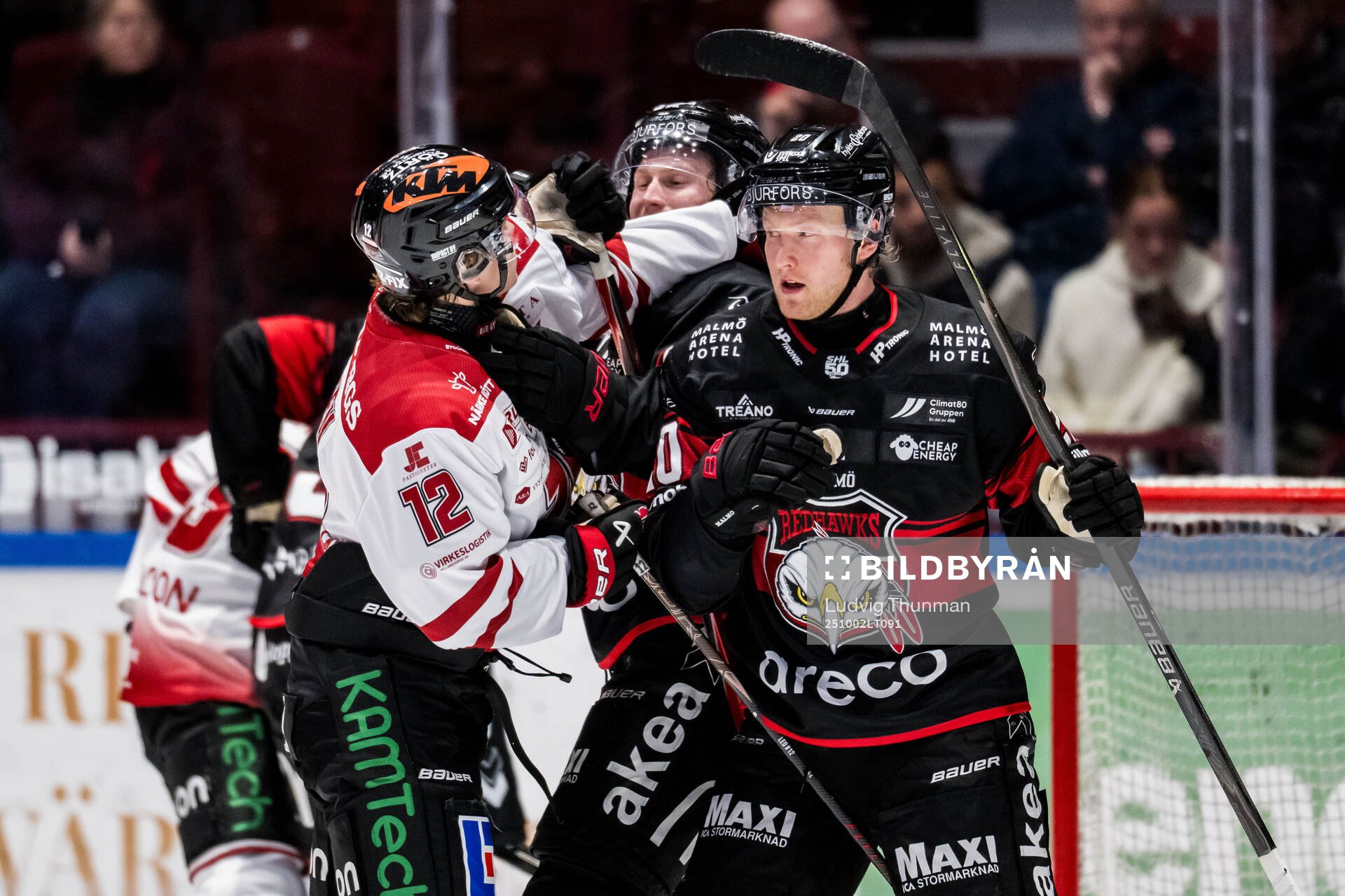 Örebros Noah Steen och Malmö Redhawks Thomas Berg Paulsen