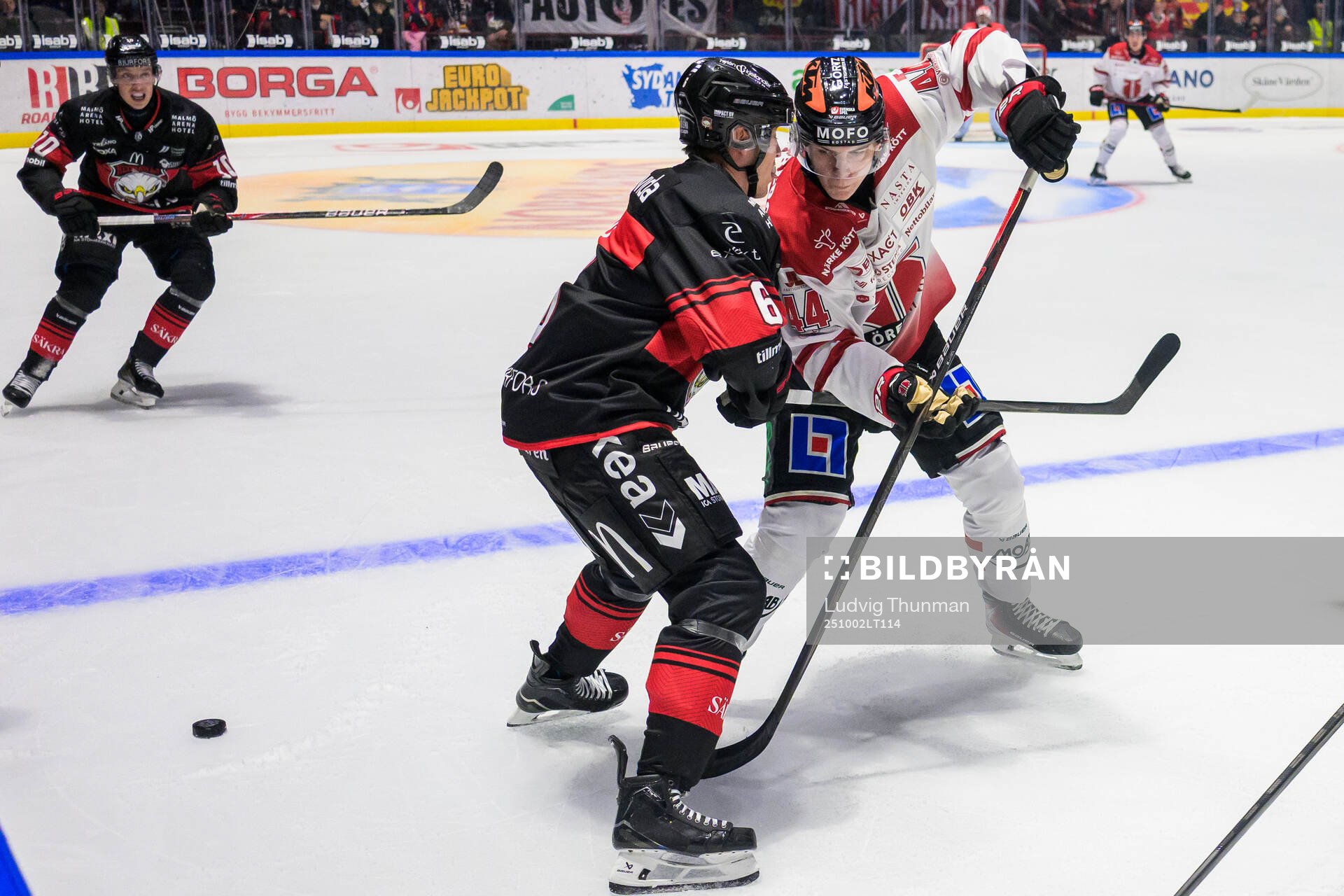 Malmö Redhawks Eemil Viro och Örebros Melvin Fernström