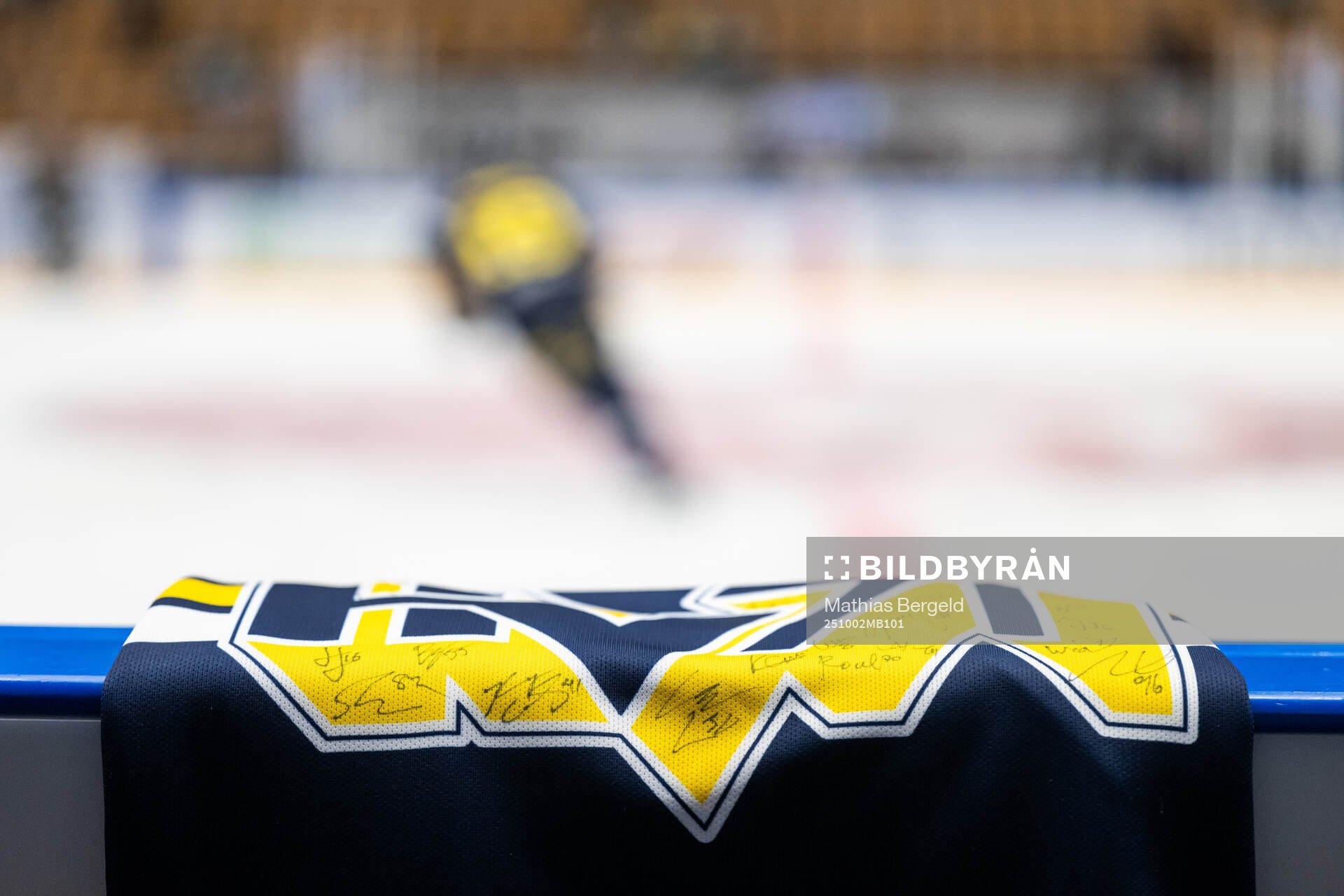 En signerad HV71-tröja hänger på sargen