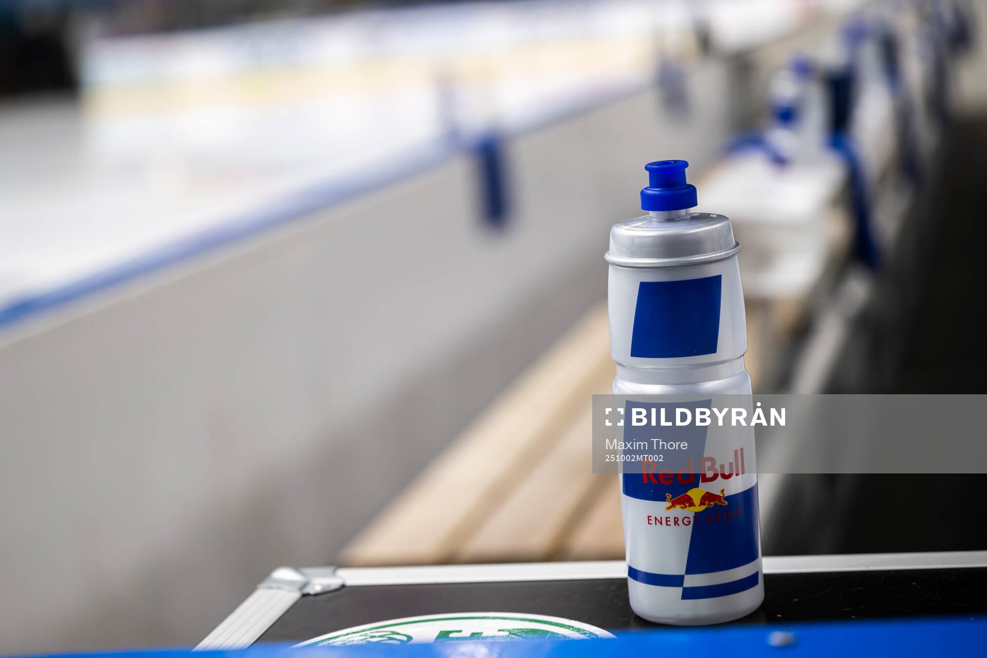 En vattenflaska sponsrad av Red Bull