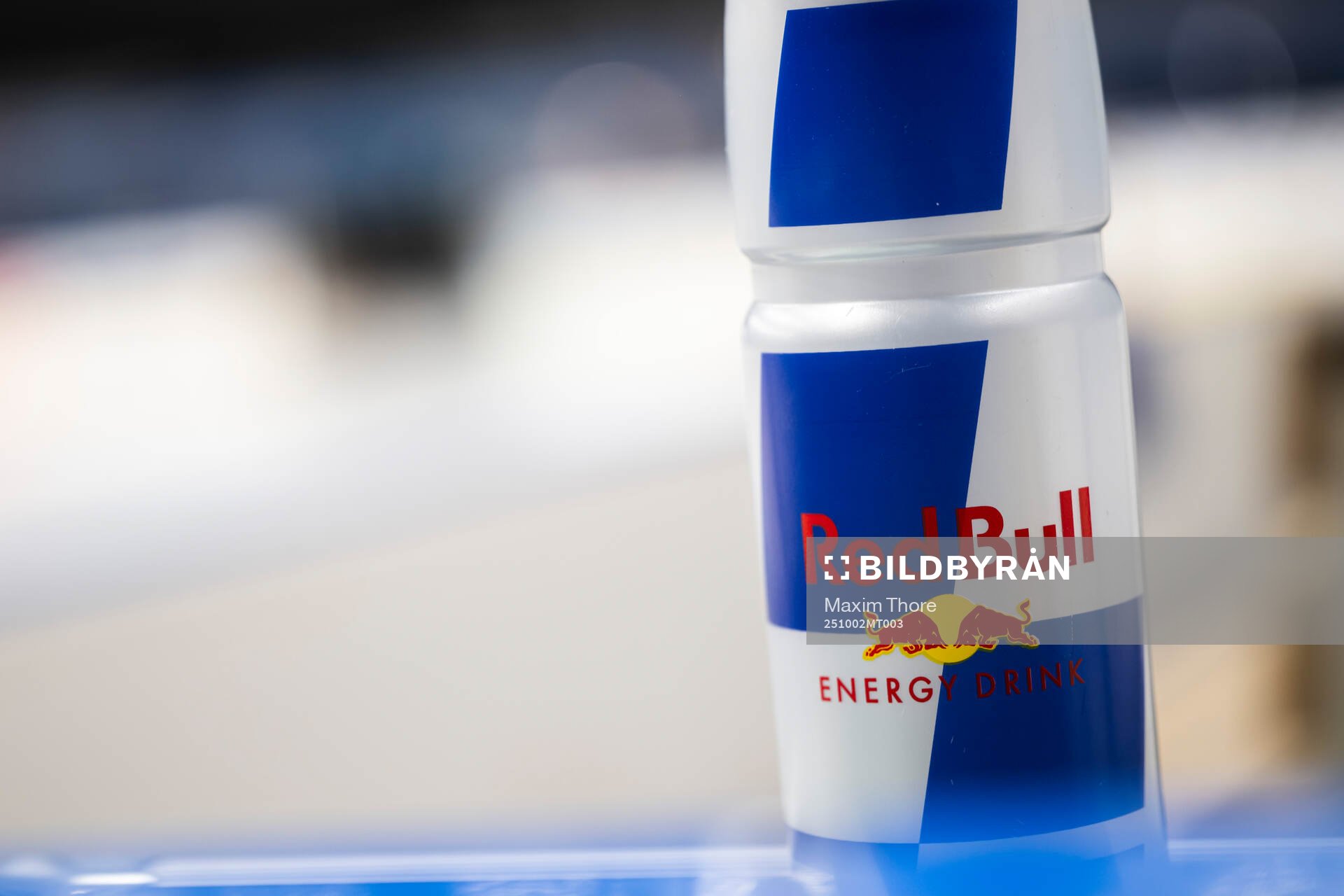 En vattenflaska sponsrad av Red Bull
