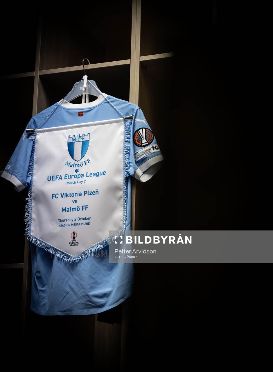 General view of the matchday pennant in the dressing room