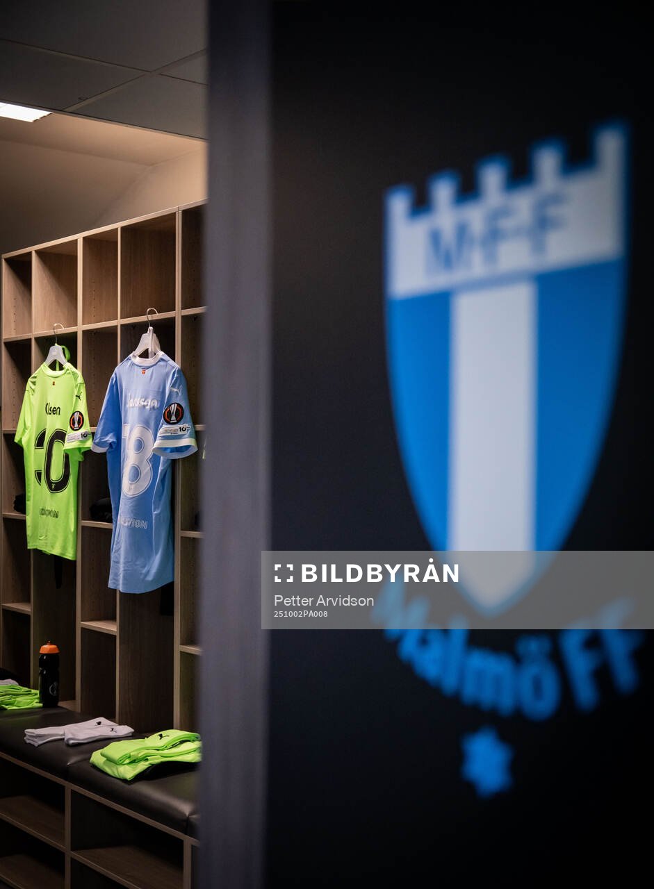 The kits of goalkeeper Robin Olsen and Pontus Jansson of