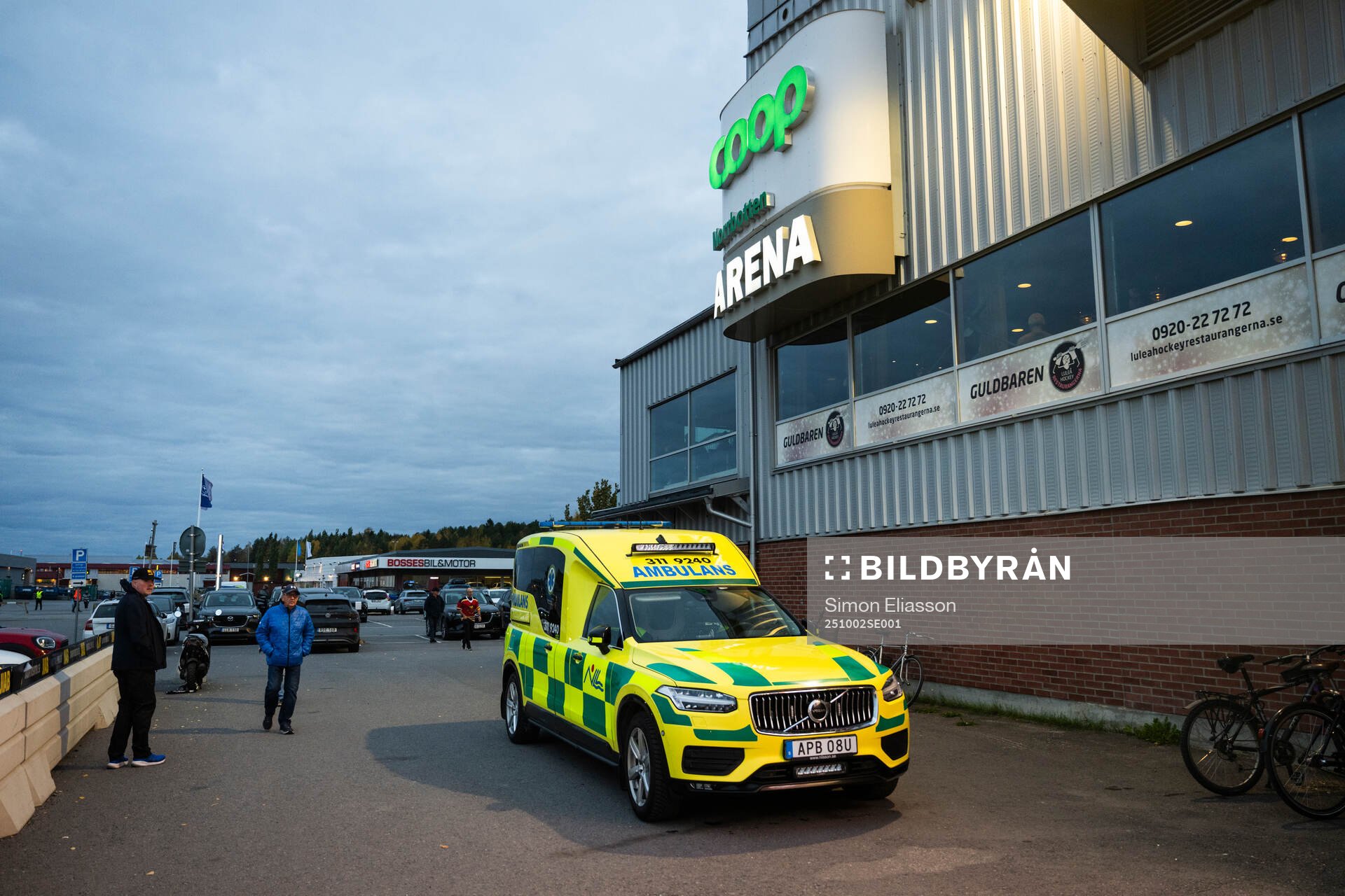 Ambulans utanför Coop Norrbotten arena