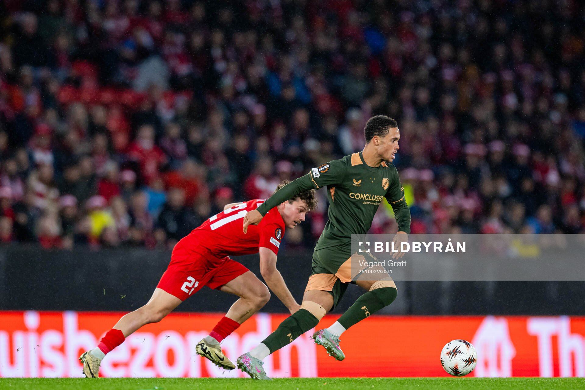 Denzel De Roeve of Brann and Adrian Blake of Utrecht