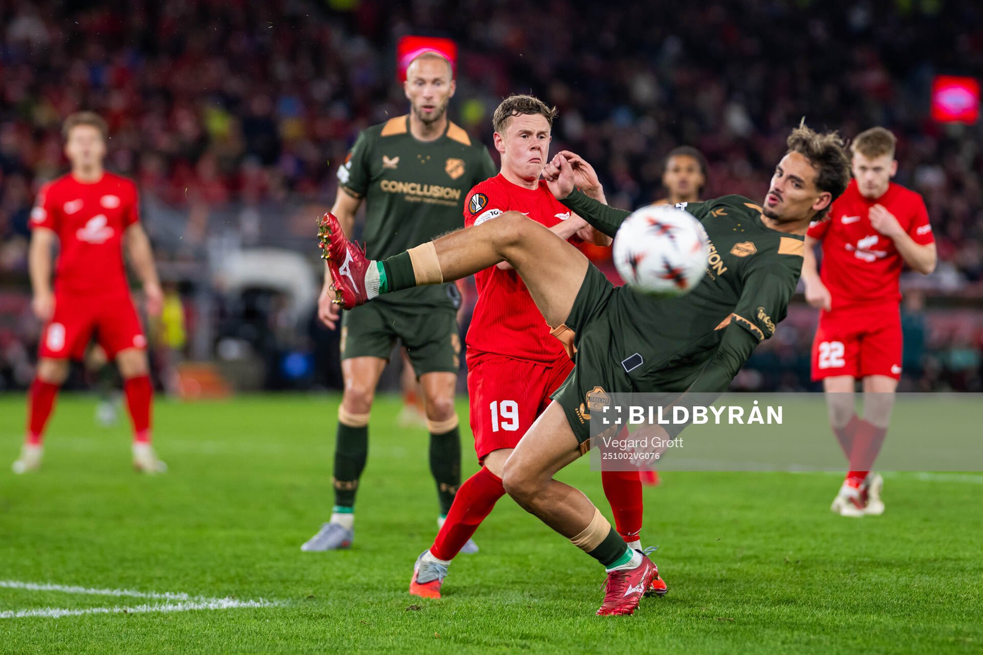 Eggert Aron Gudmundsson of Brann and Siebe Horemans of
