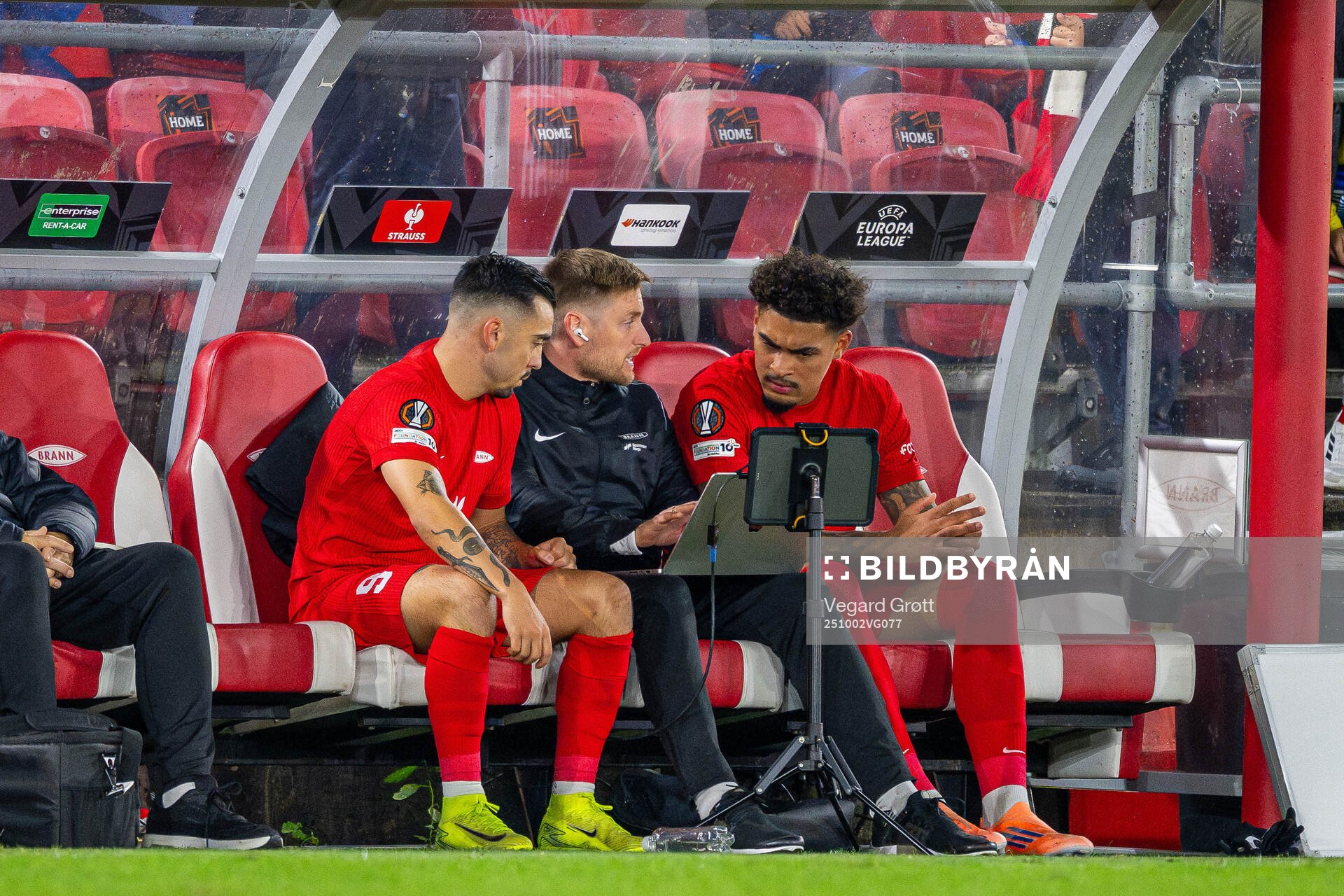 Niklas Castro, coach Daniel Nordheim Pedersen and Noah Holm