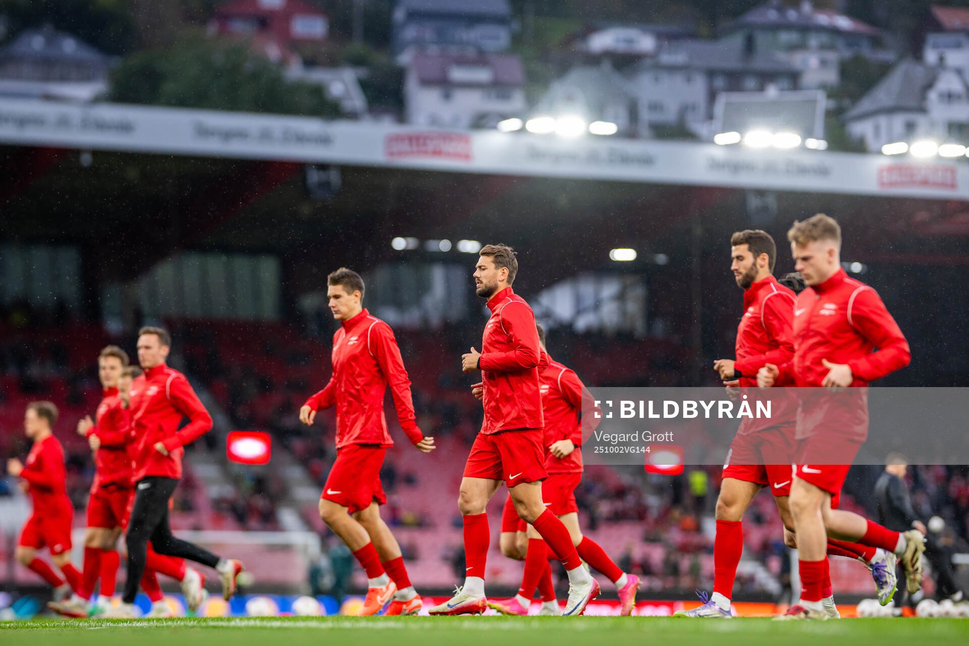 Fredrik Pallesen Knudsen and players of Brann warm up