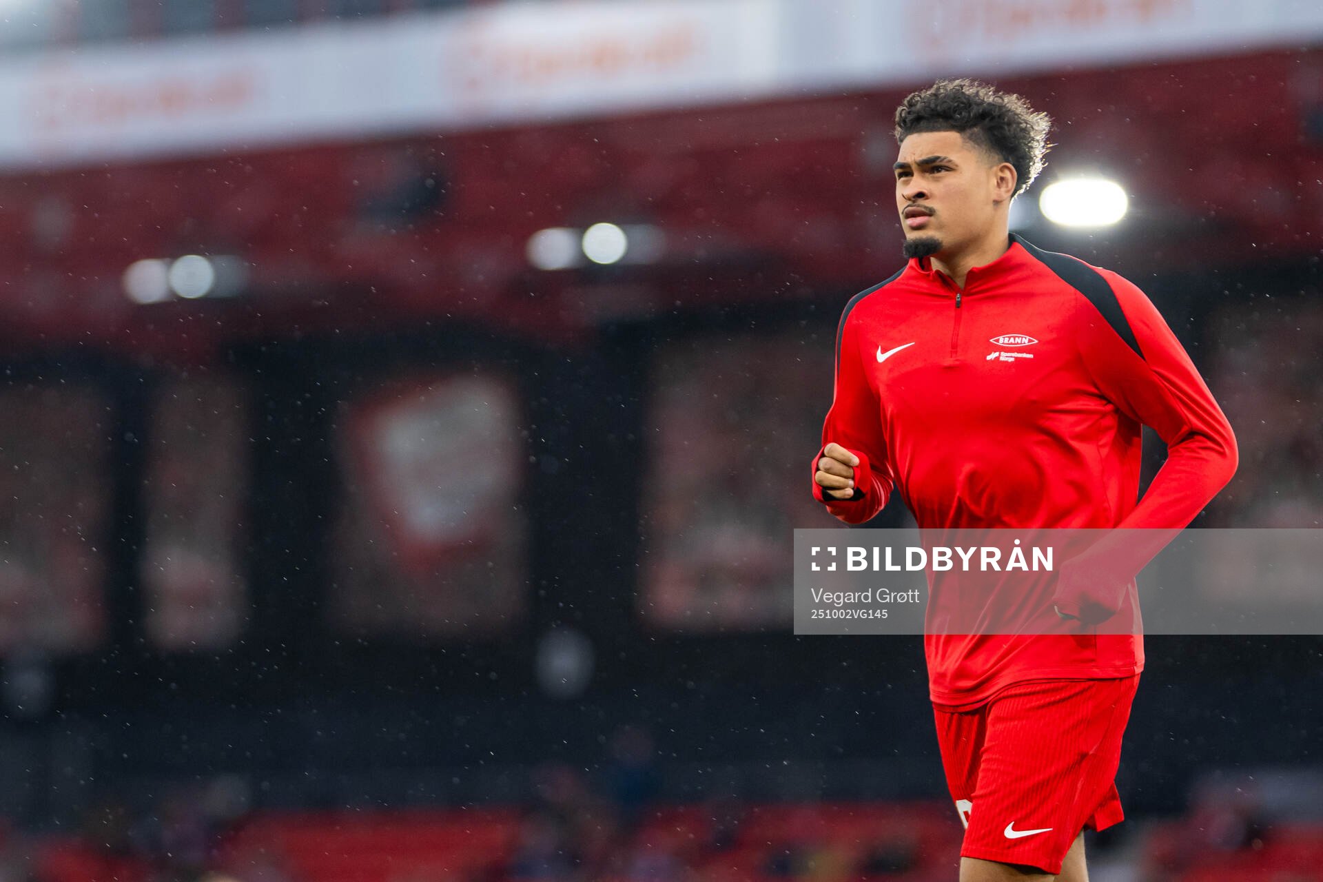 Noah Holm of Brann warms up