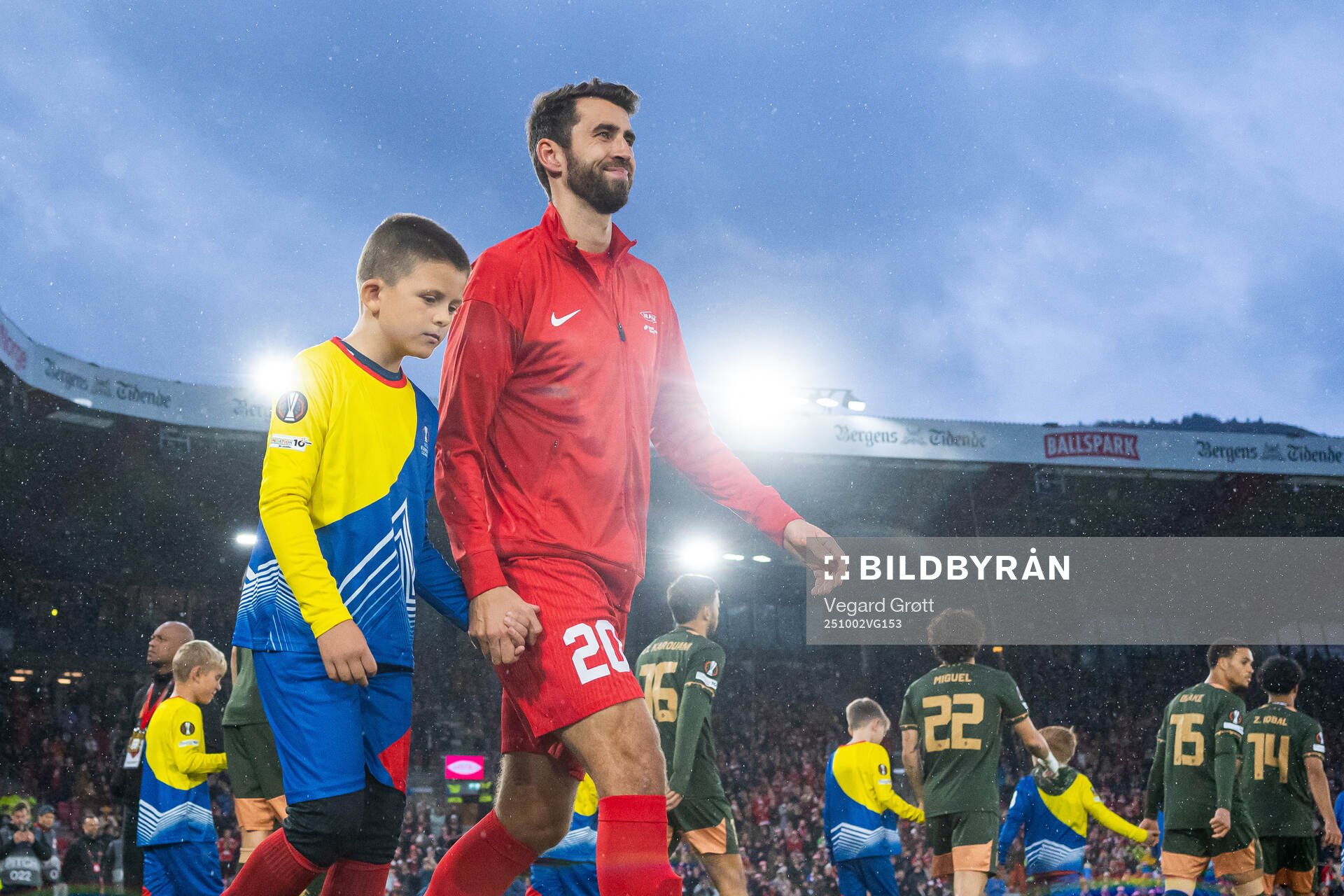 Vetle Dragsnes of Brann enters the pitch