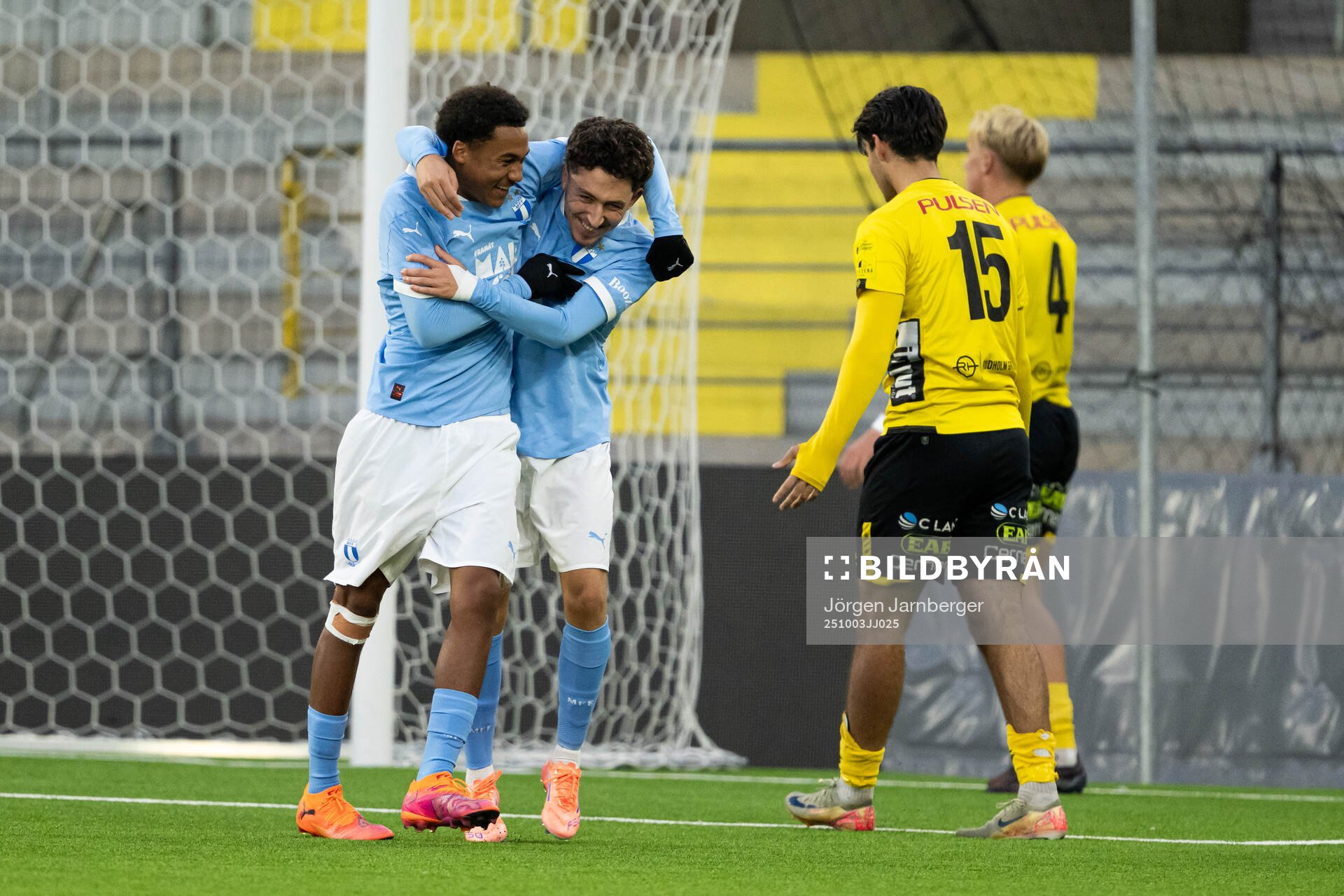 Malmö FFs Theodor Lundbergh och Antonio Palac junblar