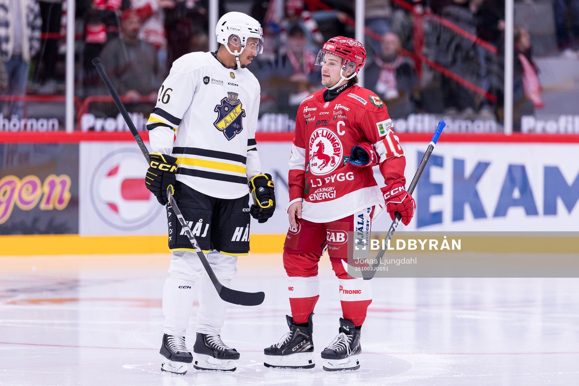 AIKs Oscar Nord och Troja/Ljungbys Dennis Fröland