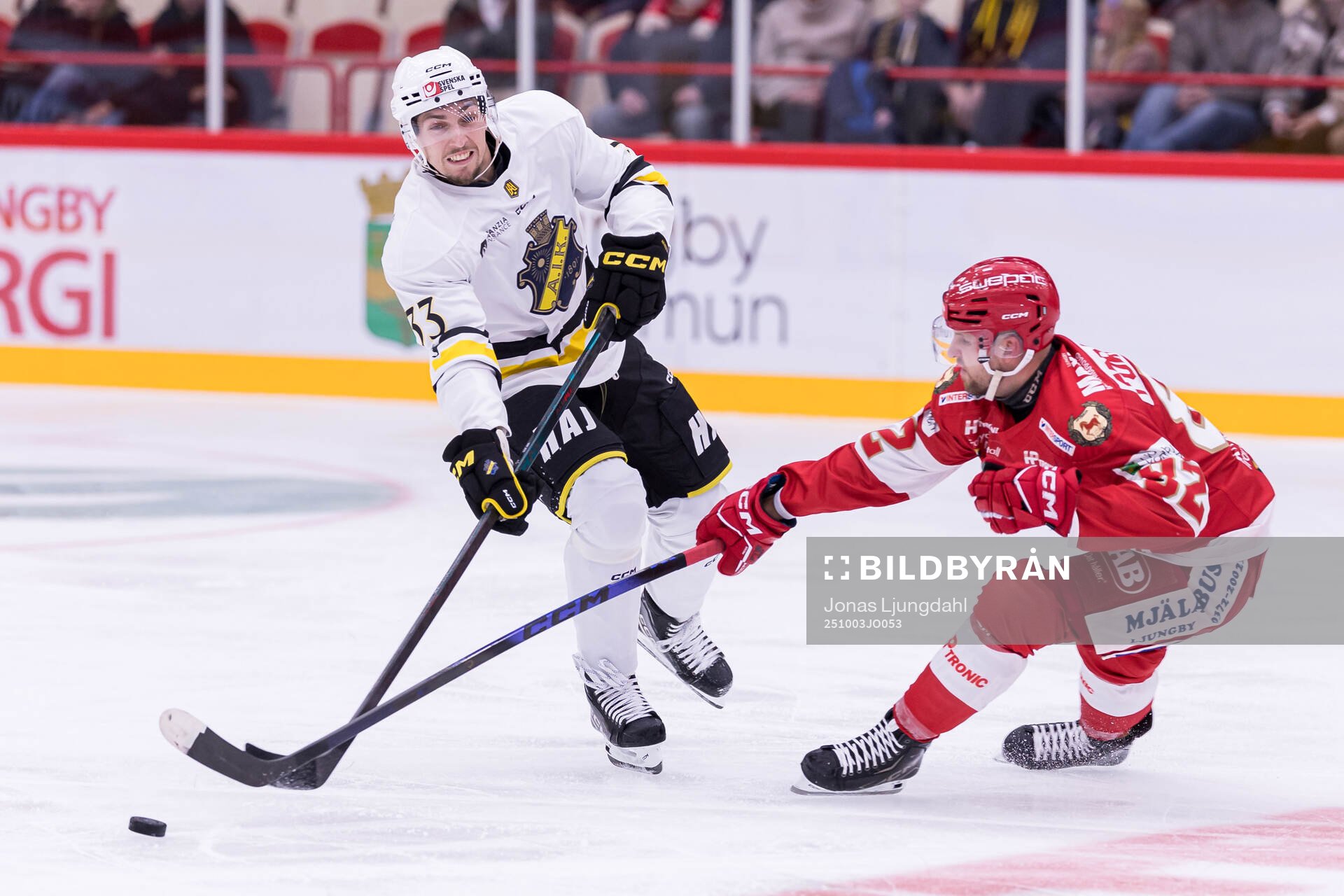 AIKs William Pethrus och Troja/Ljungbys Filip Forsmark